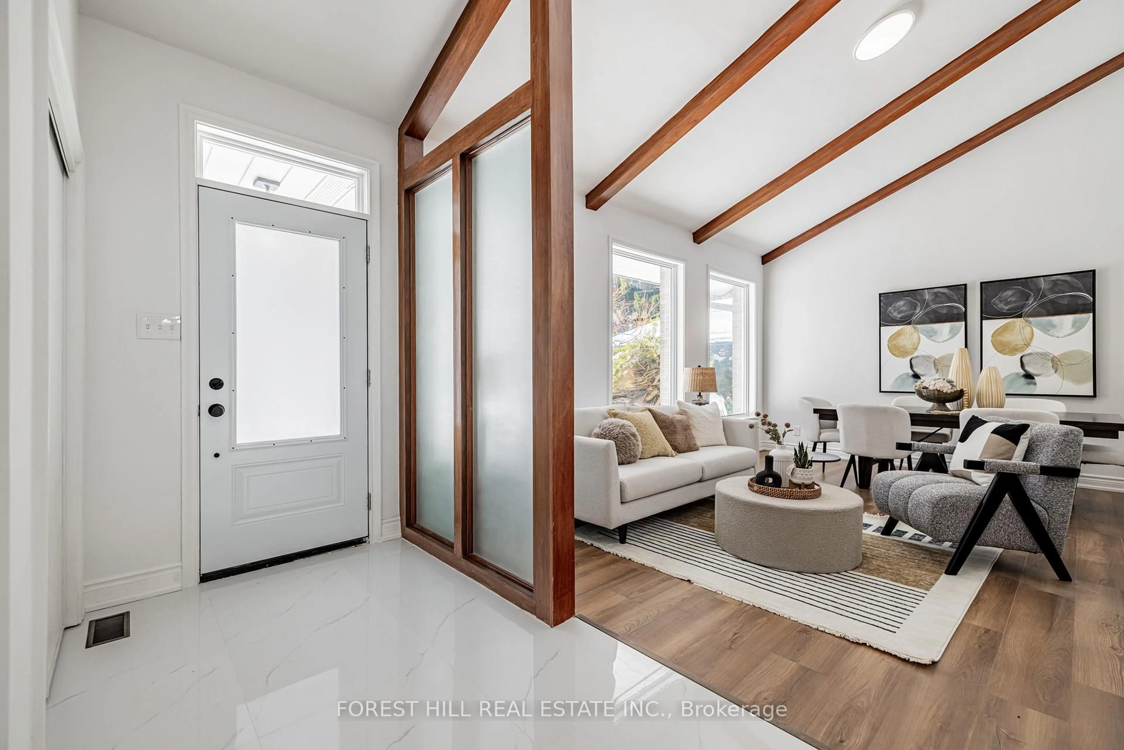 Indoor entryway for 37 Farmcote Rd, Toronto Ontario M3B 2Z6