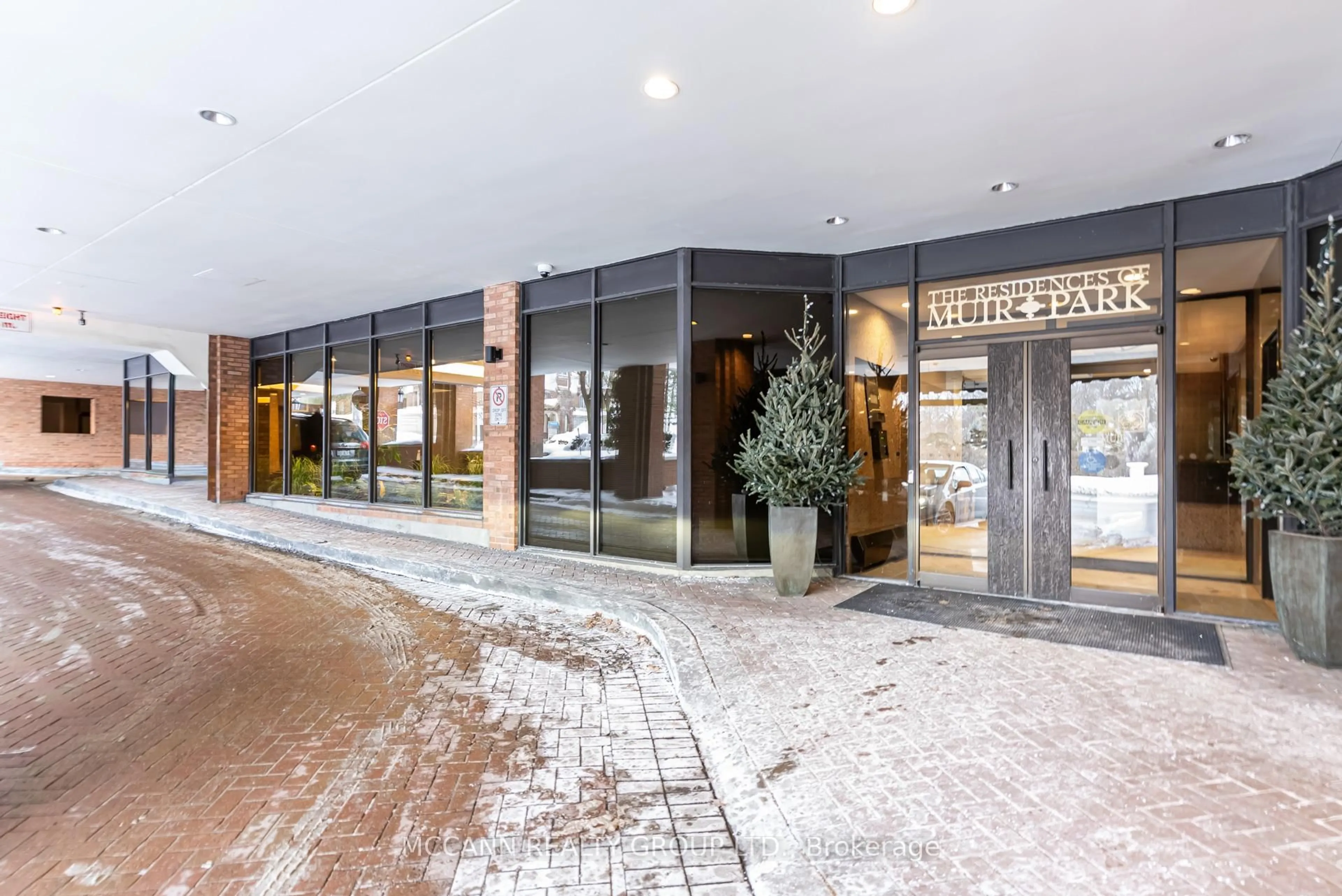 Indoor foyer for 2900 Yonge St #901, Toronto Ontario M4N 3N8