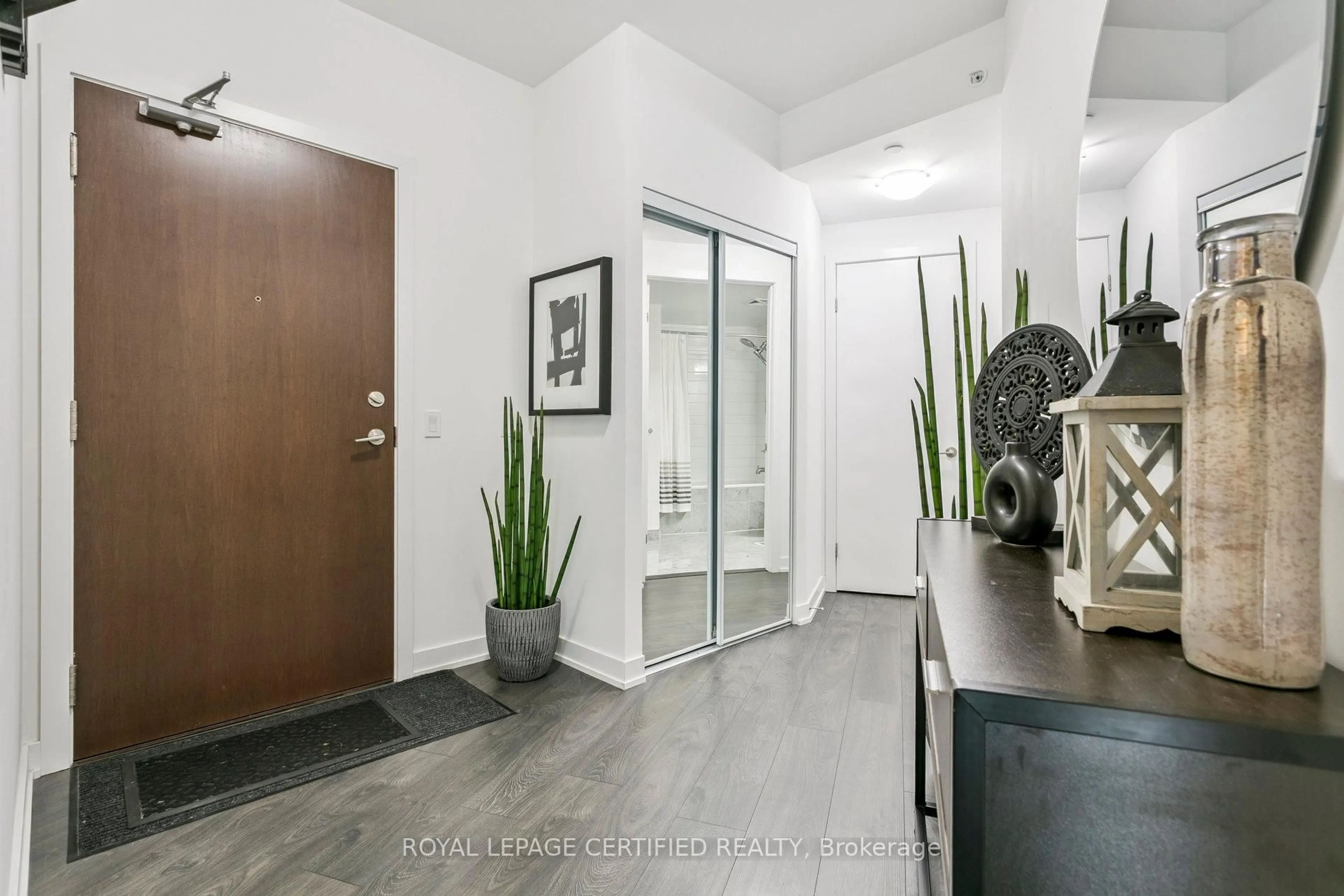 Indoor entryway for 38 Iannuzzi St #502, Toronto Ontario M5V 0S2