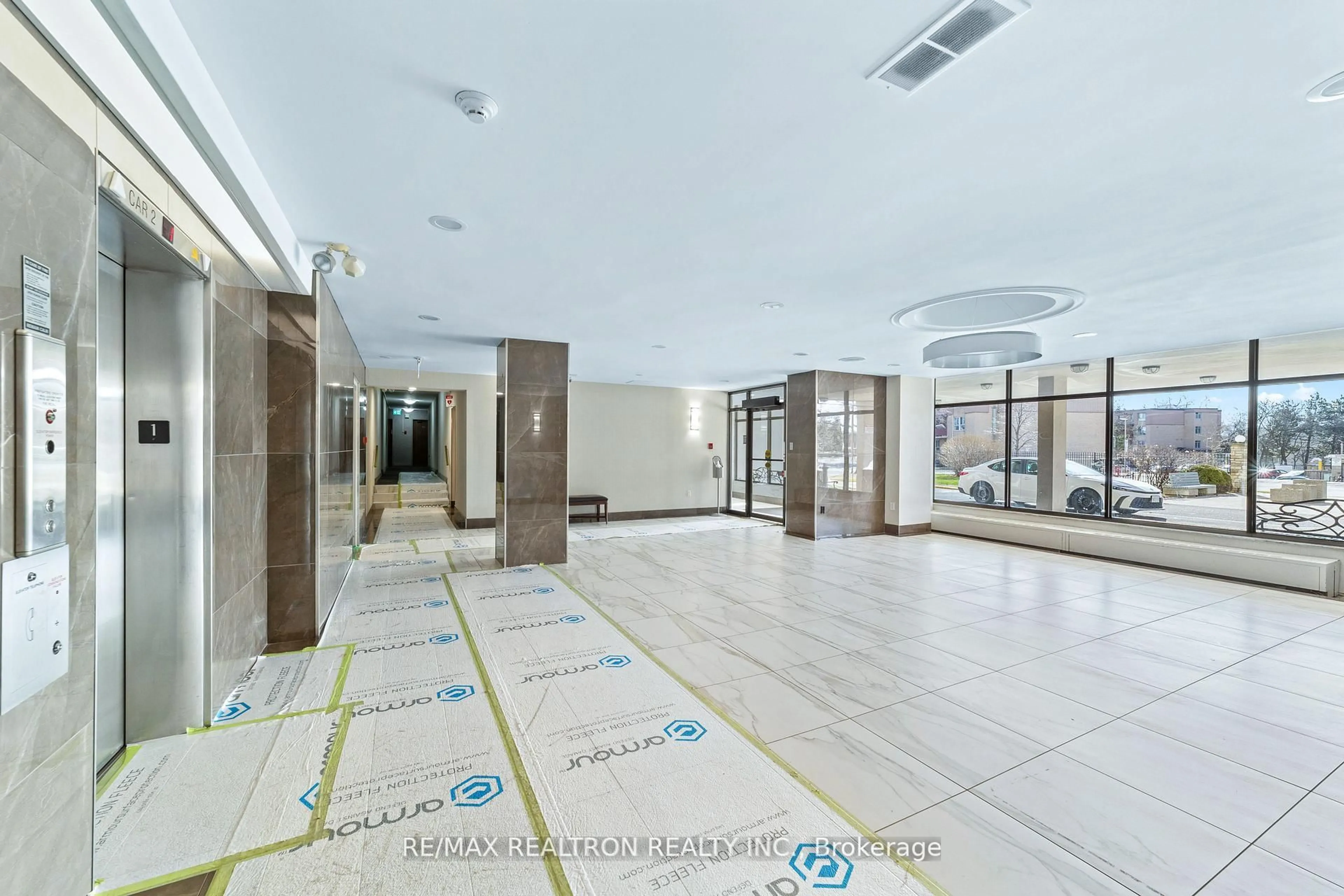 Indoor foyer for 130 Neptune Dr #702, Toronto Ontario M6A 1X5
