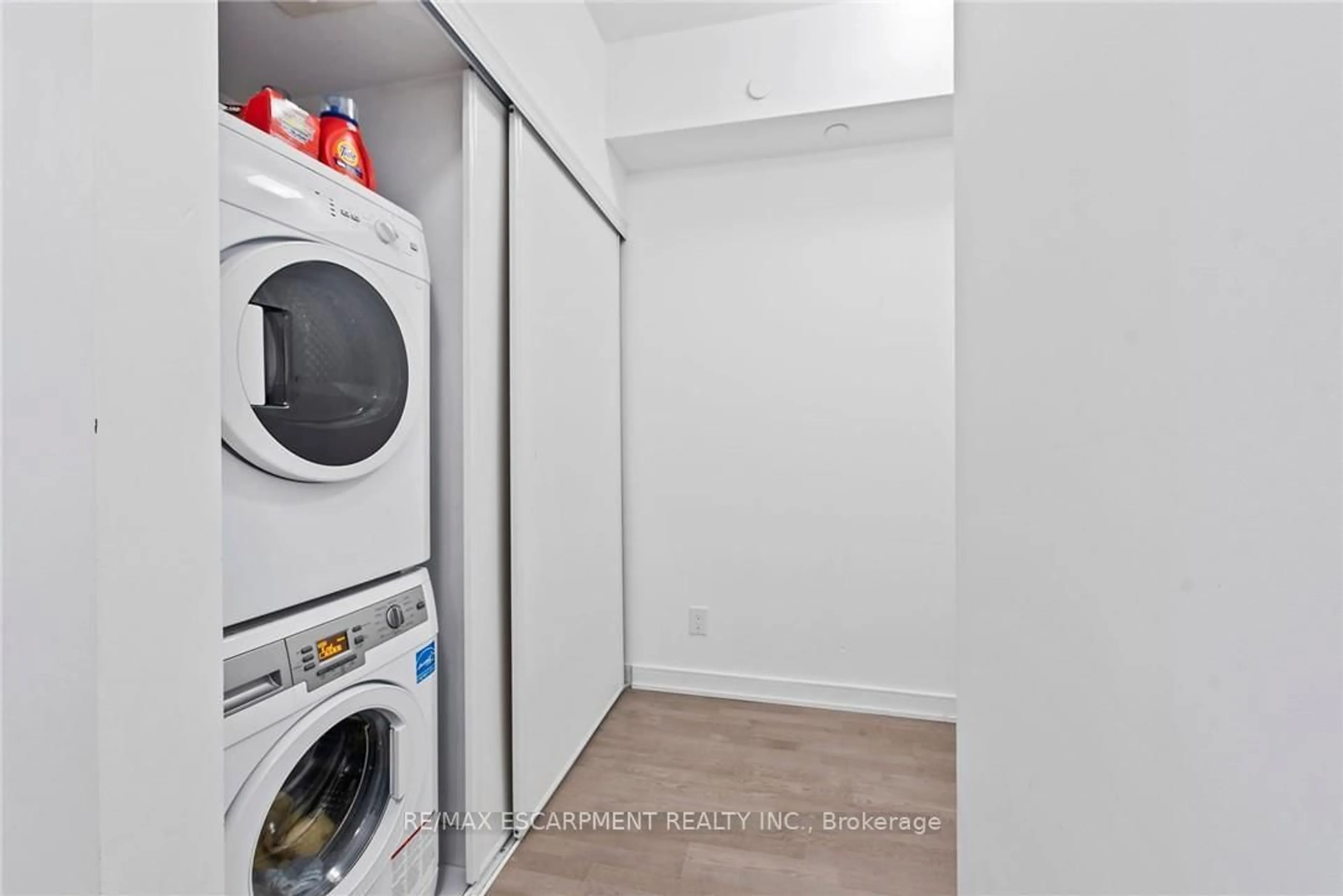 Laundry room for 57 St Joseph St #206, Toronto Ontario M5S 0C5