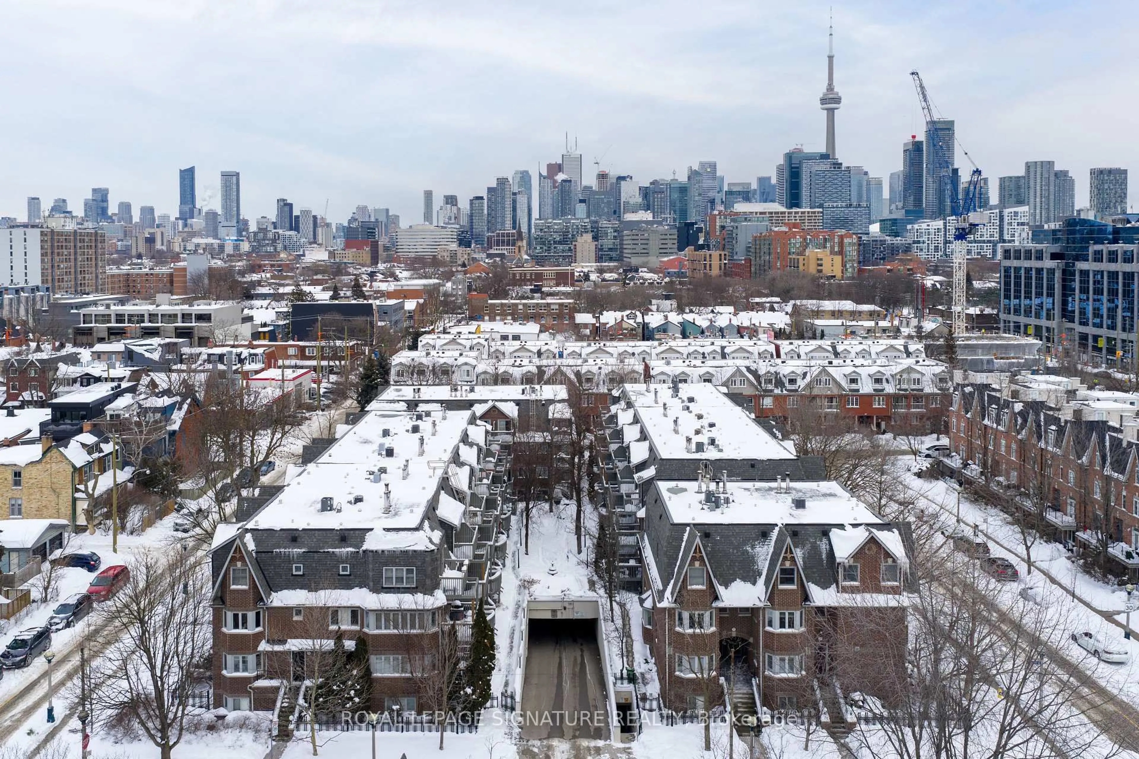 A pic from outside/outdoor area/front of a property/back of a property/a pic from drone, city buildings view from balcony for 32 Massey St #D, Toronto Ontario M6J 3W4