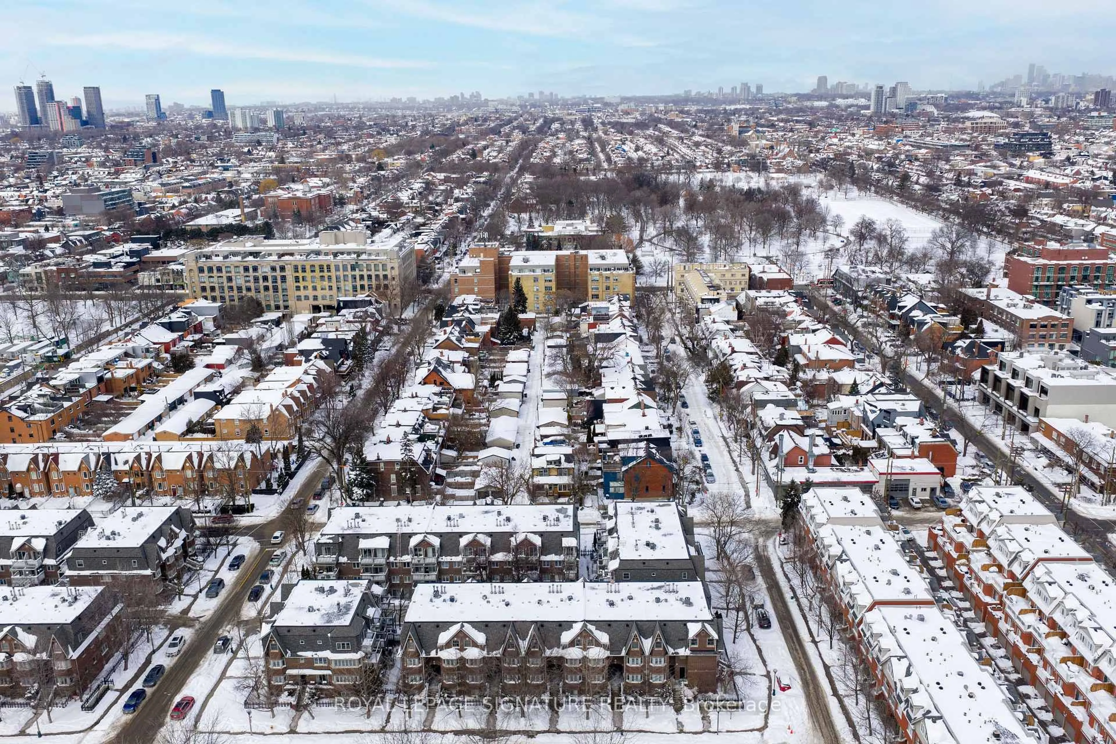 A pic from outside/outdoor area/front of a property/back of a property/a pic from drone, street for 32 Massey St #D, Toronto Ontario M6J 3W4