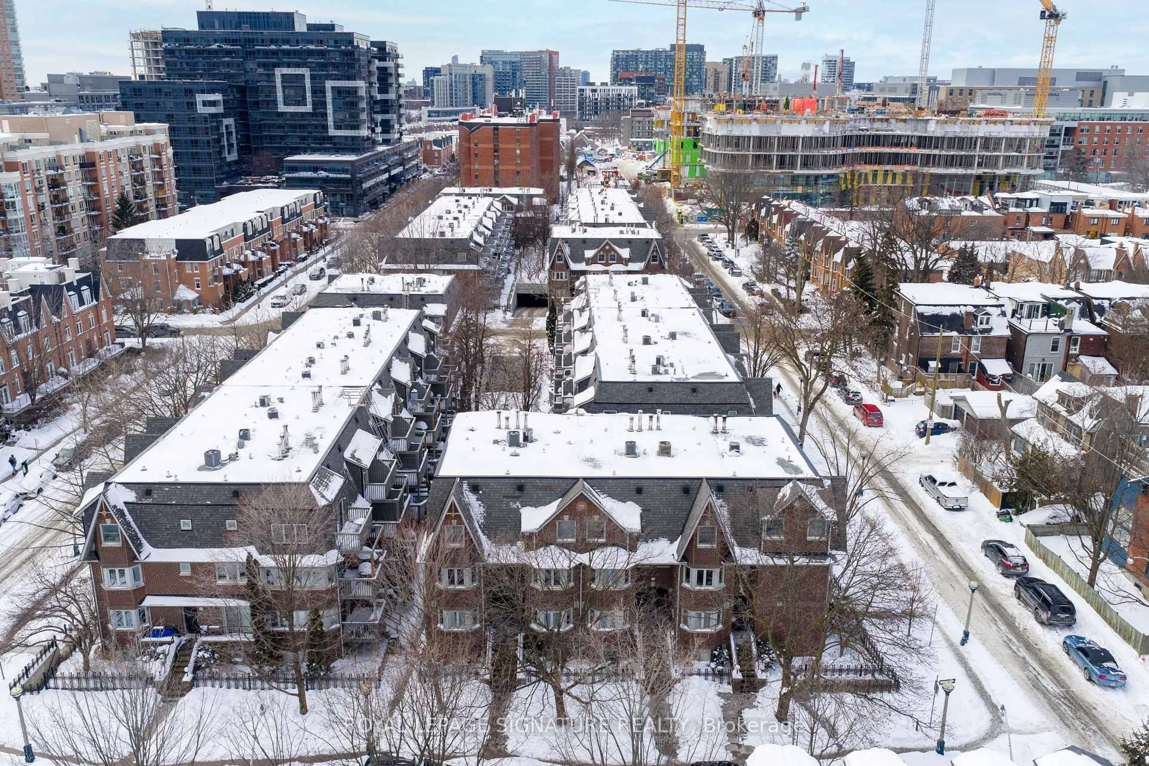 A pic from outside/outdoor area/front of a property/back of a property/a pic from drone, city buildings view from balcony for 32 Massey St #D, Toronto Ontario M6J 3W4