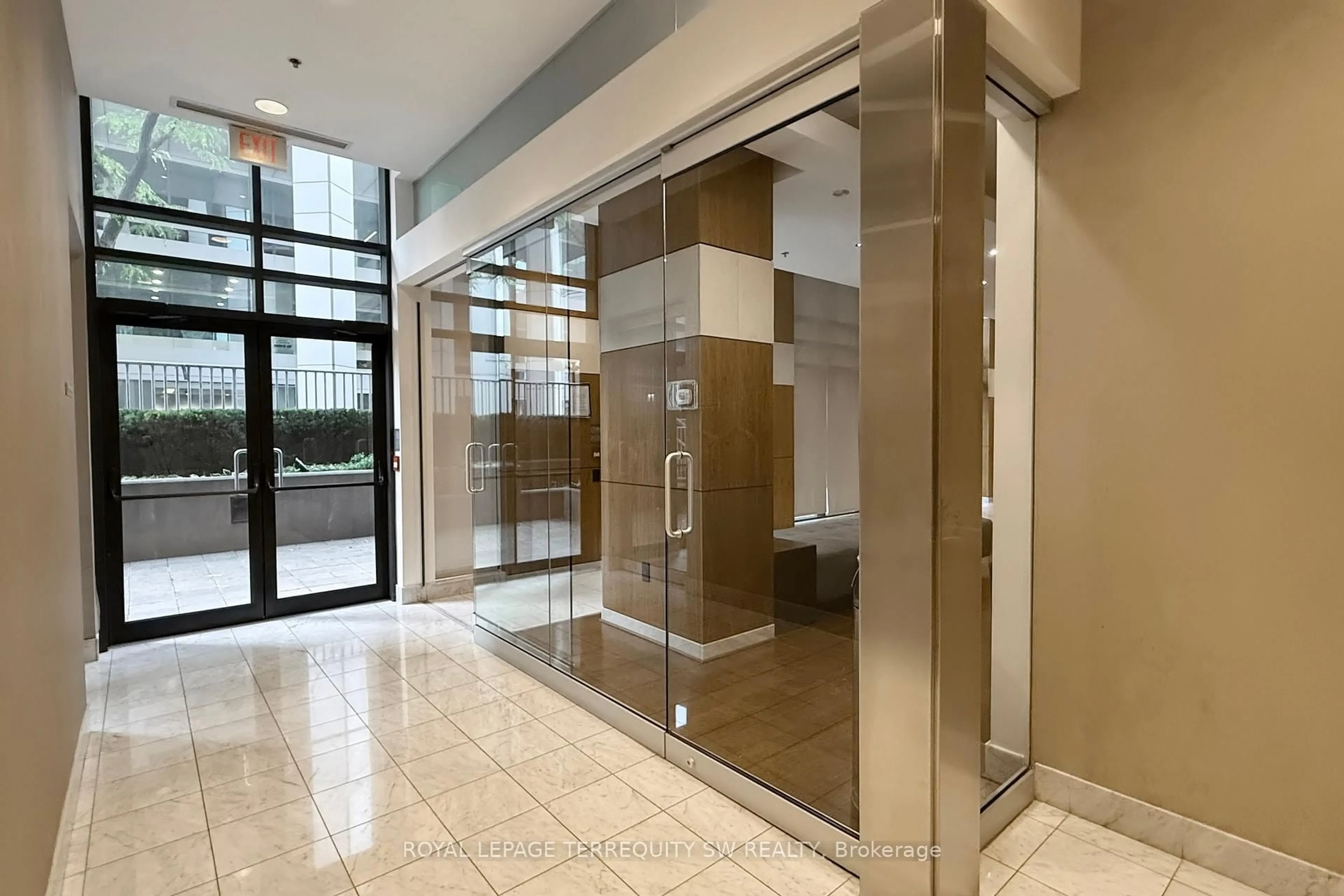 Indoor foyer for 85 Bloor St #1612, Toronto Ontario M4W 3Y1