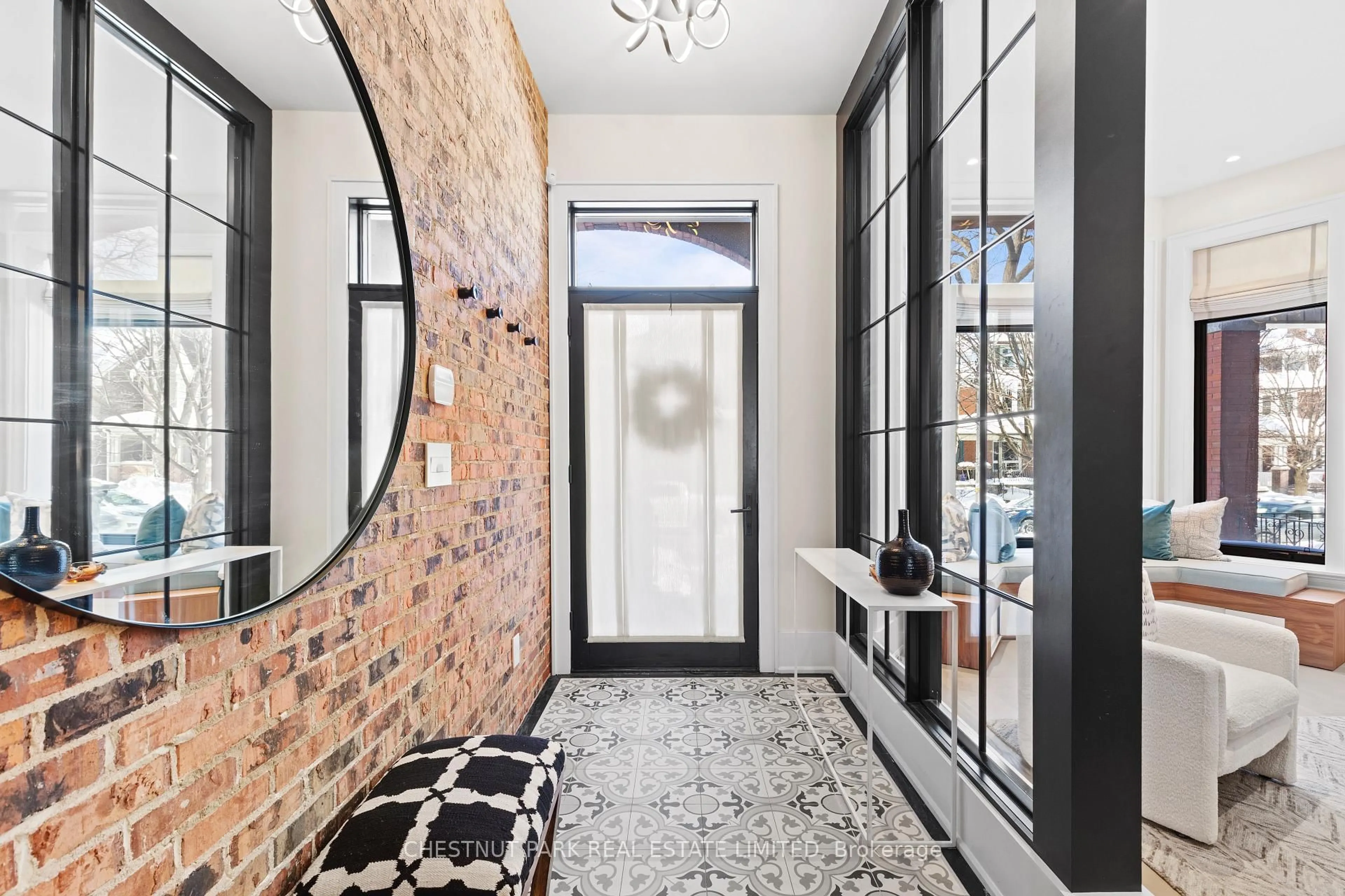 Indoor entryway for 524 Euclid Ave, Toronto Ontario M6G 2T2