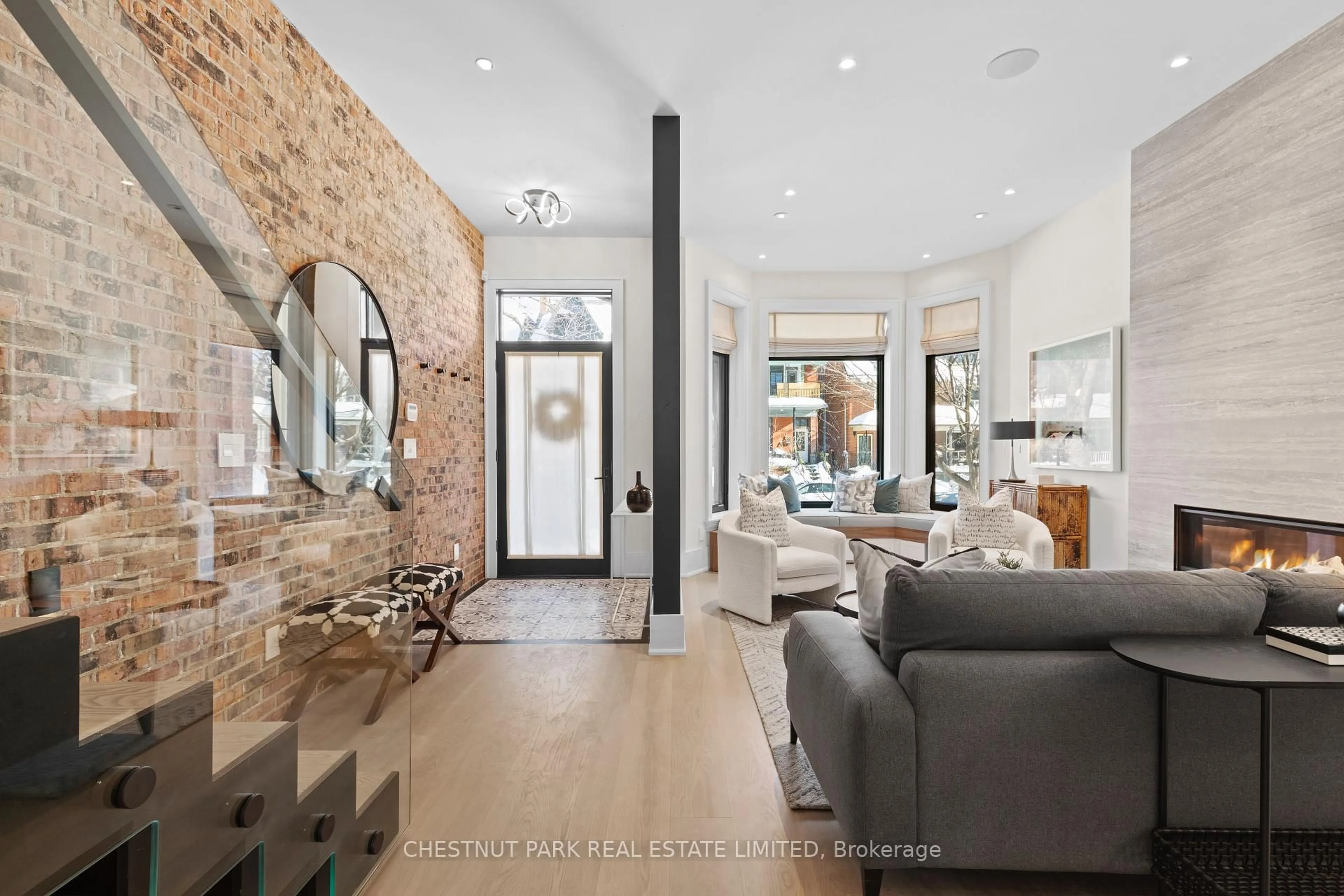 Indoor entryway for 524 Euclid Ave, Toronto Ontario M6G 2T2