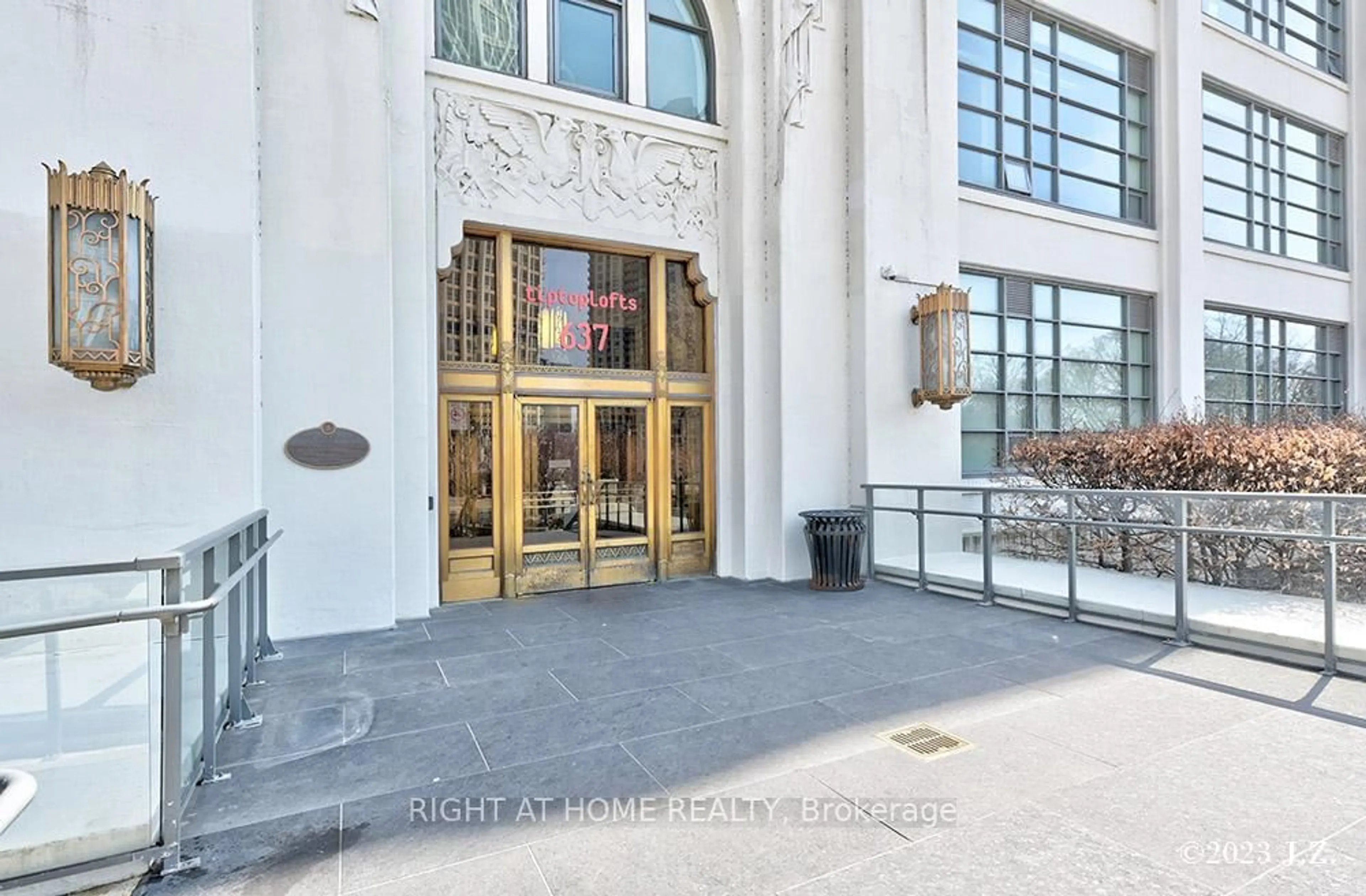 Indoor foyer for 637 Lake Shore Blvd #217, Toronto Ontario M5V 1A8