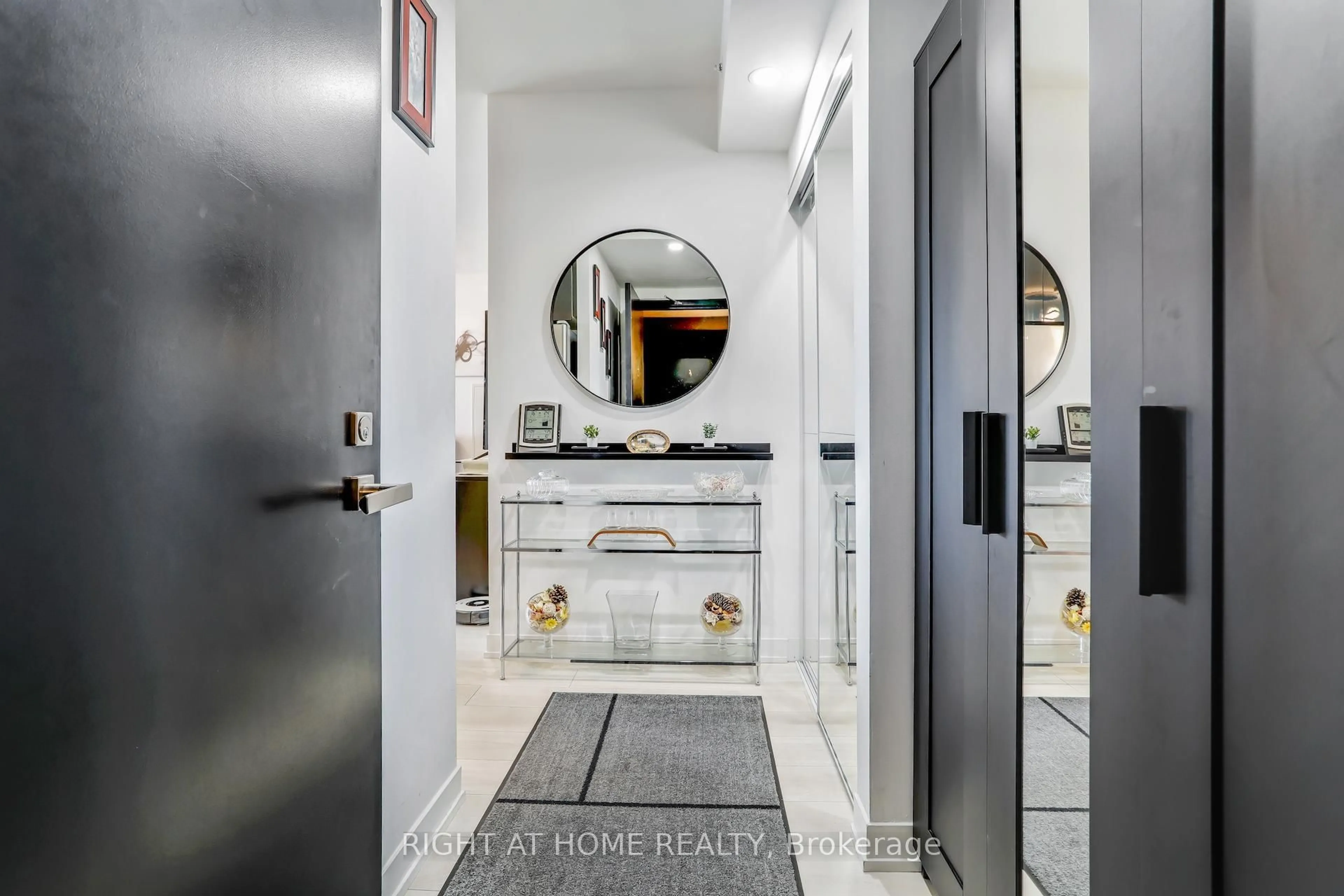 Indoor entryway for 31 Tippett Rd #402, Toronto Ontario M3H 0C8