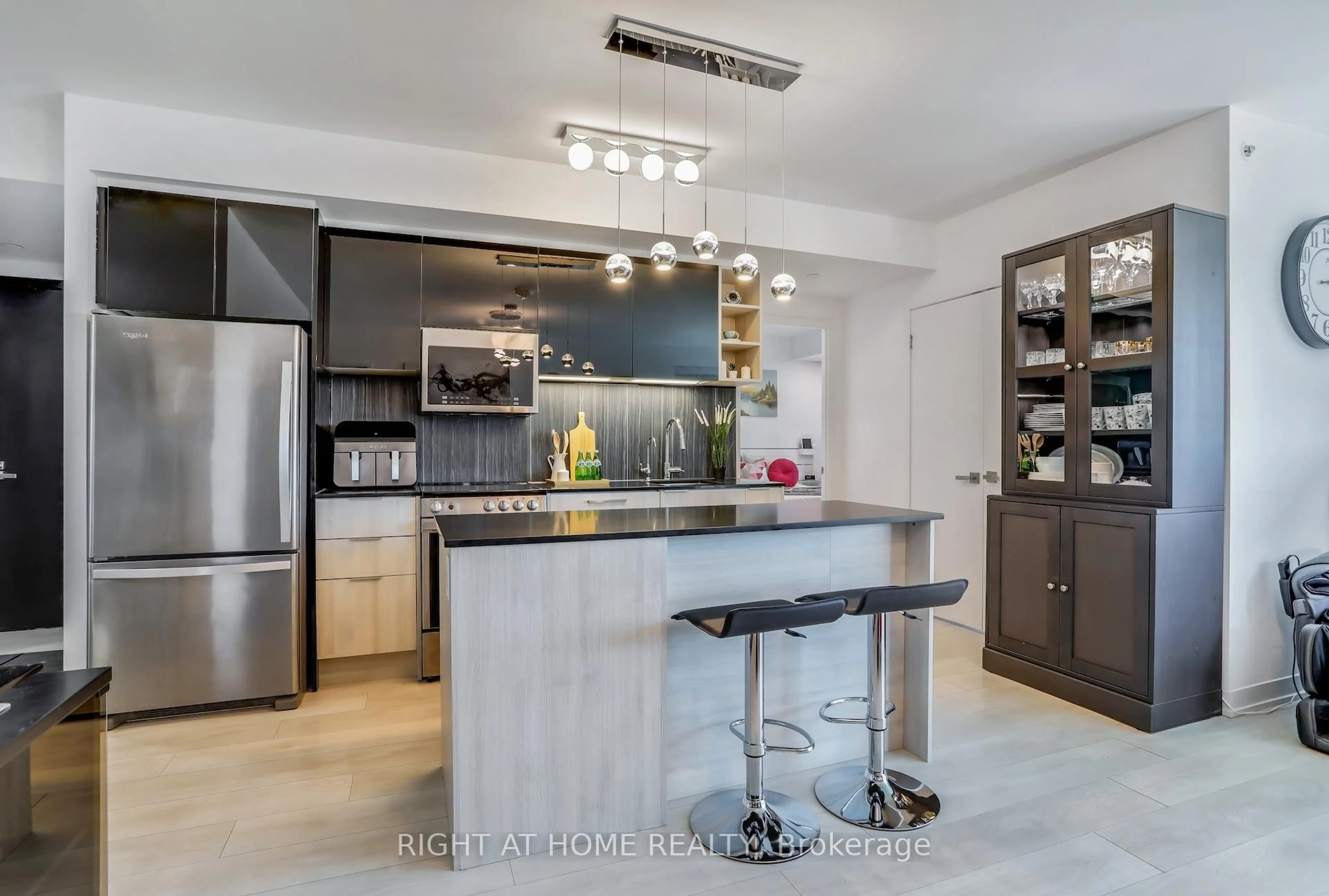 Open concept kitchen, ceramic/tile floor for 31 Tippett Rd #402, Toronto Ontario M3H 0C8