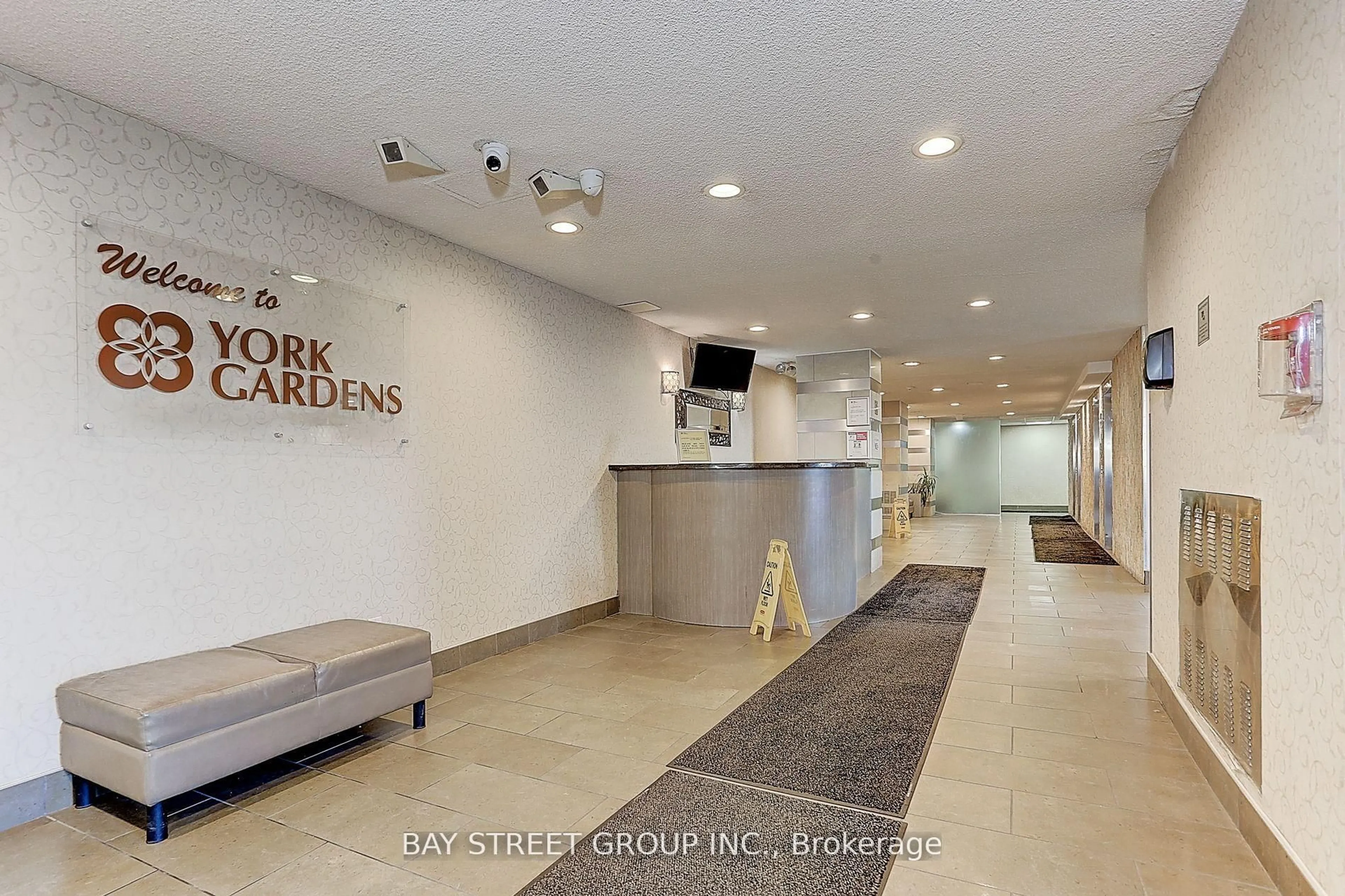 Indoor foyer for 5 Parkway Forest Dr #1512, Toronto Ontario M2J 1L2