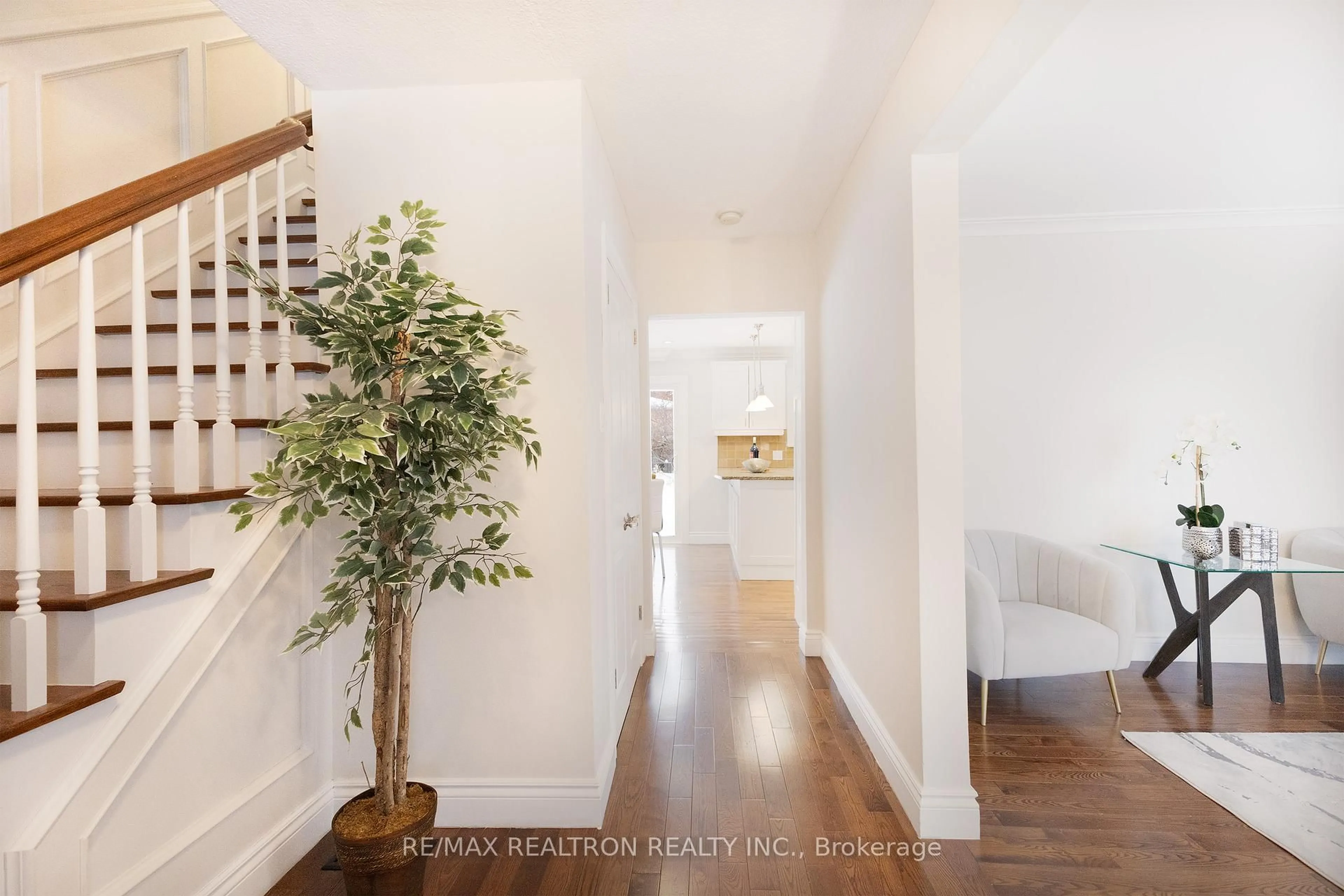 Indoor entryway for 4 Silvergrove Rd, Toronto Ontario M2L 2N6