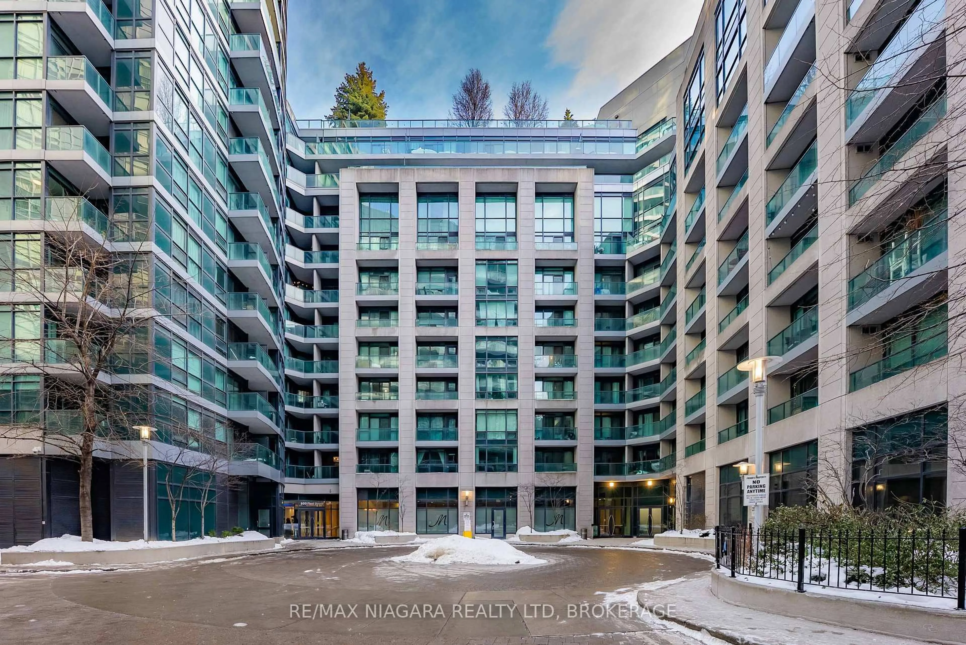 A pic from outside/outdoor area/front of a property/back of a property/a pic from drone, building for 600 Fleet St #1601, Toronto Ontario M5V 1B7