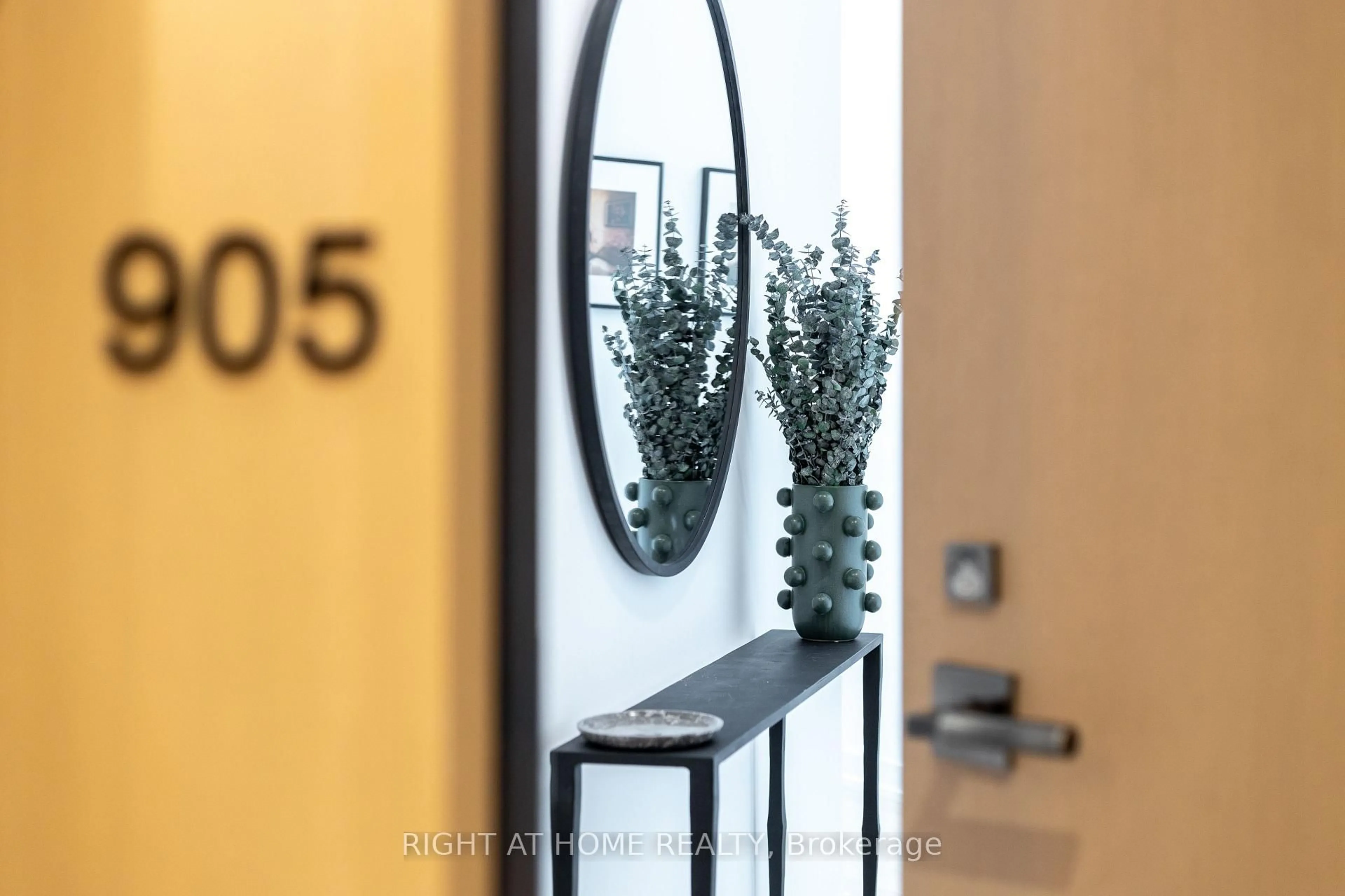Indoor entryway for 200 Sudbury St #905, Toronto Ontario M6J 0H1