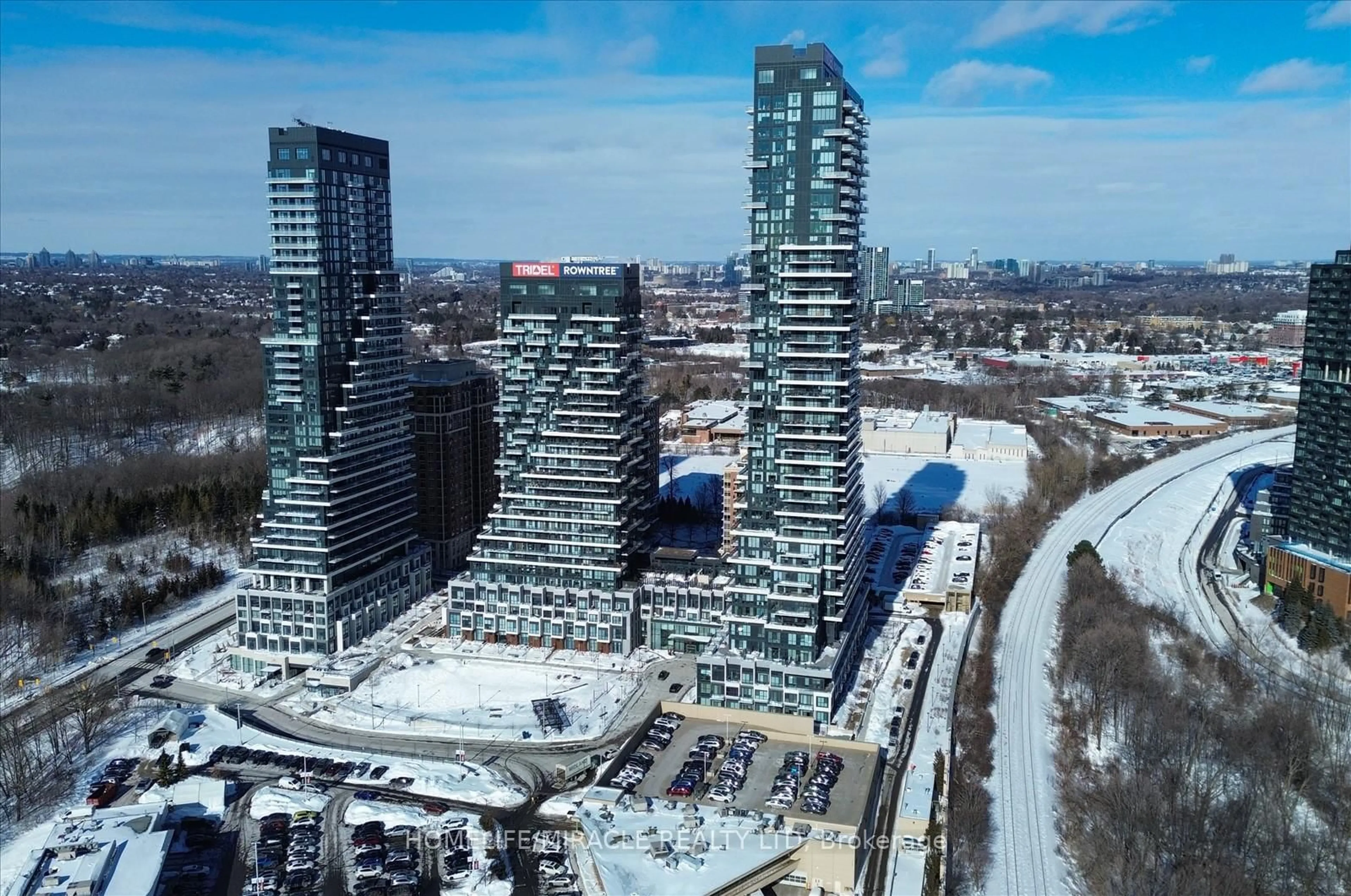 A pic from outside/outdoor area/front of a property/back of a property/a pic from drone, city buildings view from balcony for 30 Inn On The Park Dr #512, Toronto Ontario M3C 0P7