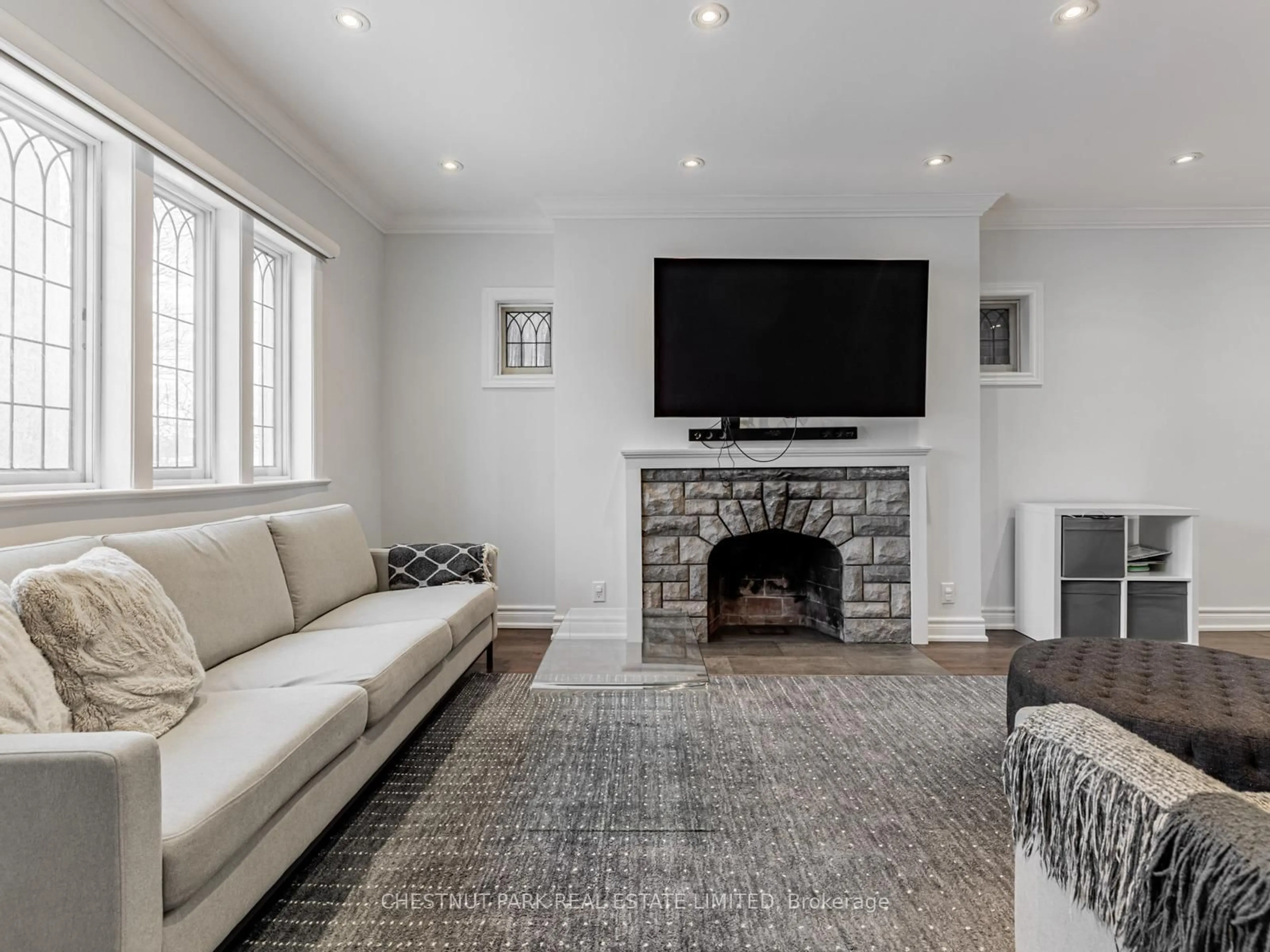 Living room with furniture, unknown for 562 Roselawn Ave, Toronto Ontario M5N 1K4