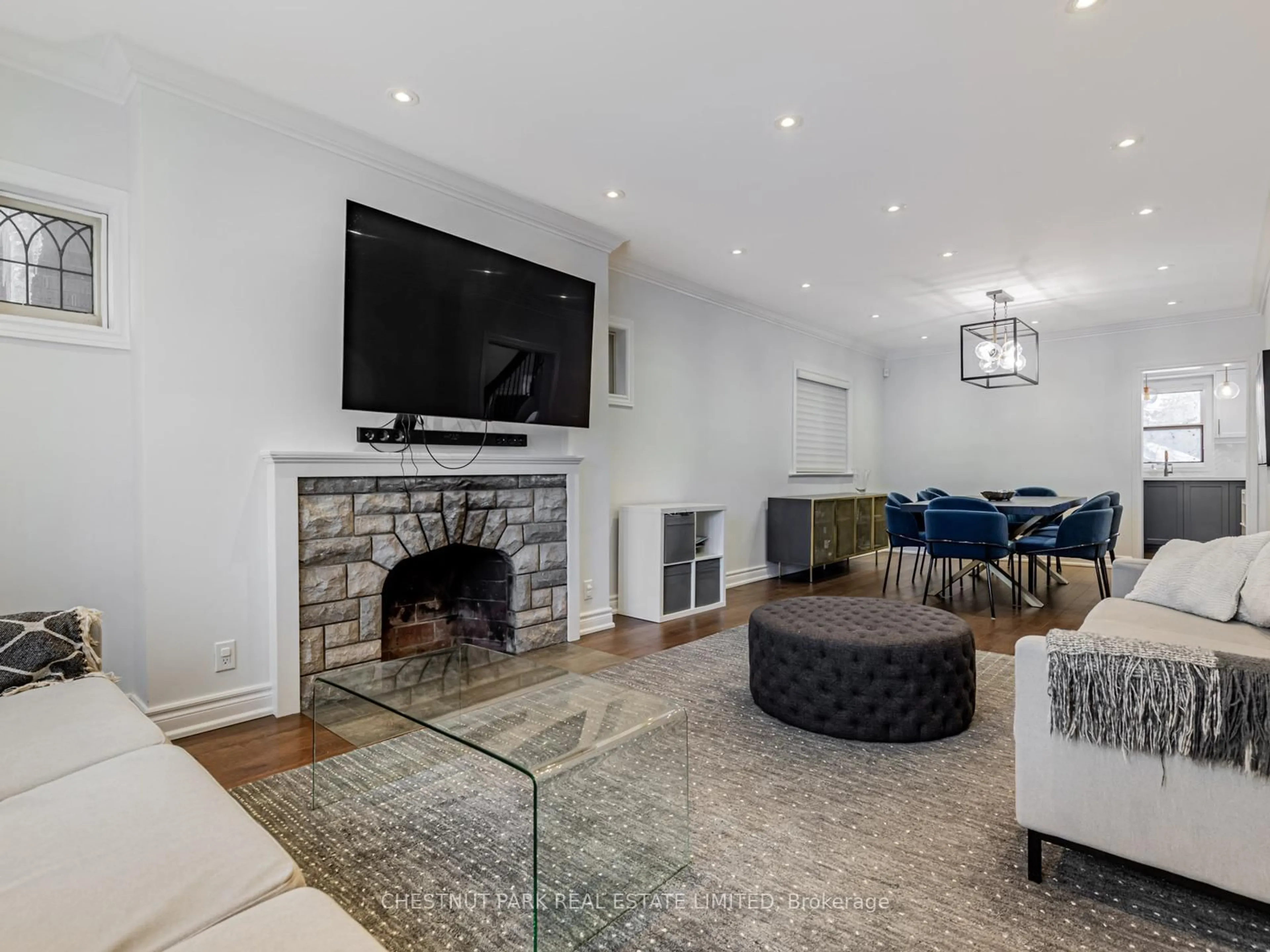 Living room with furniture, unknown for 562 Roselawn Ave, Toronto Ontario M5N 1K4