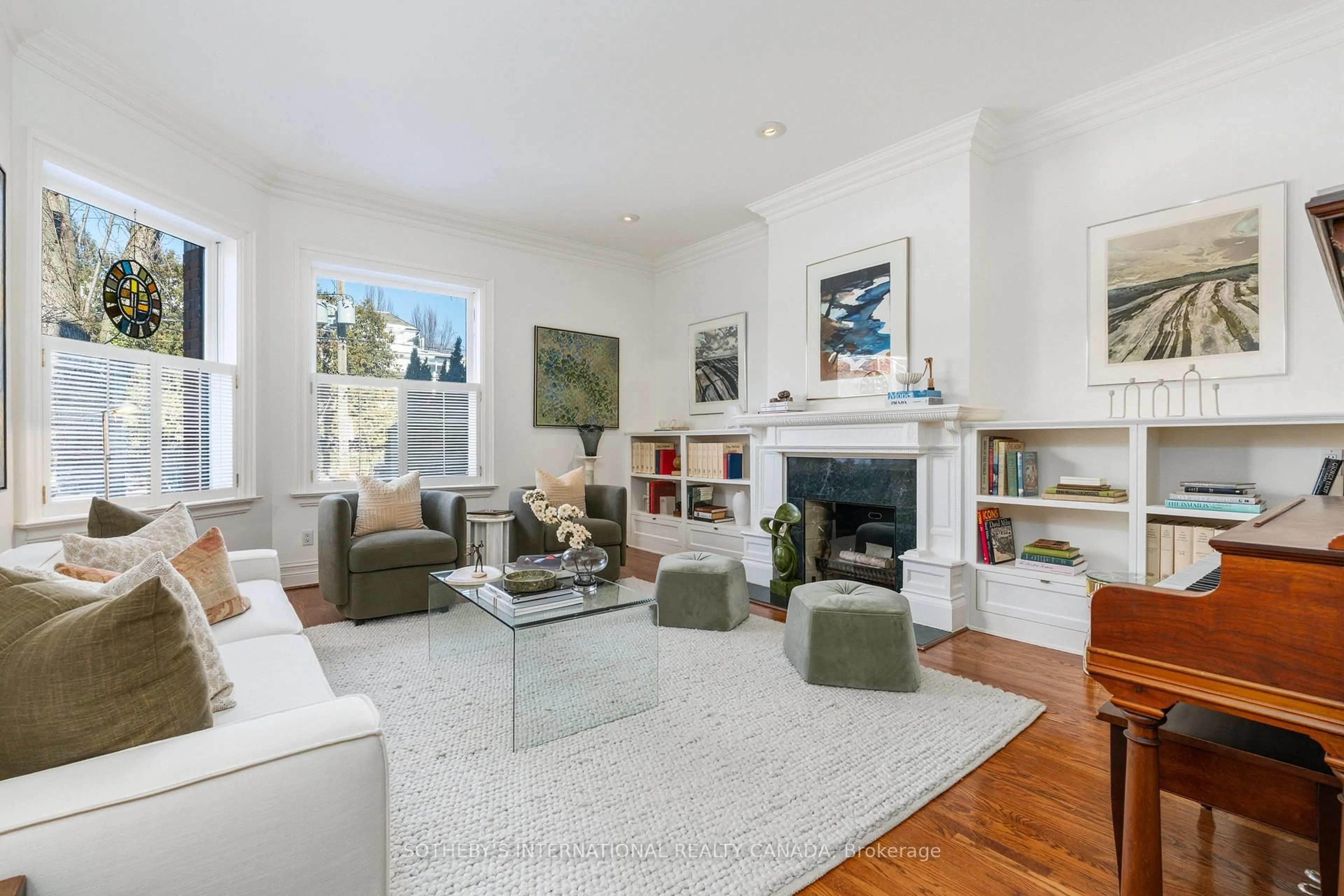 Living room with furniture, unknown for 19 Roxborough St, Toronto Ontario M4W 1V5