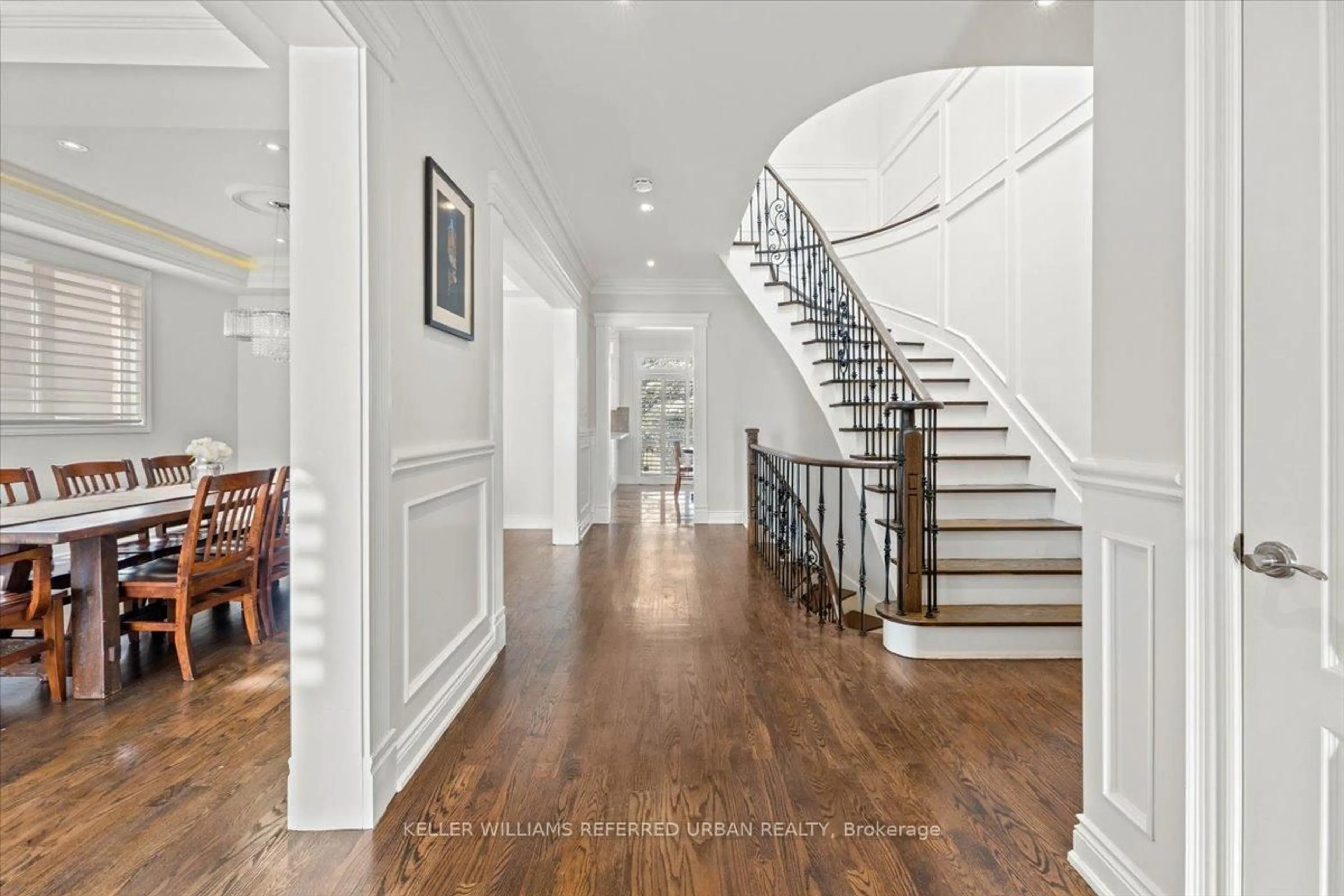 Indoor foyer for 116 Elmhurst Ave, Toronto Ontario M2N 1R8