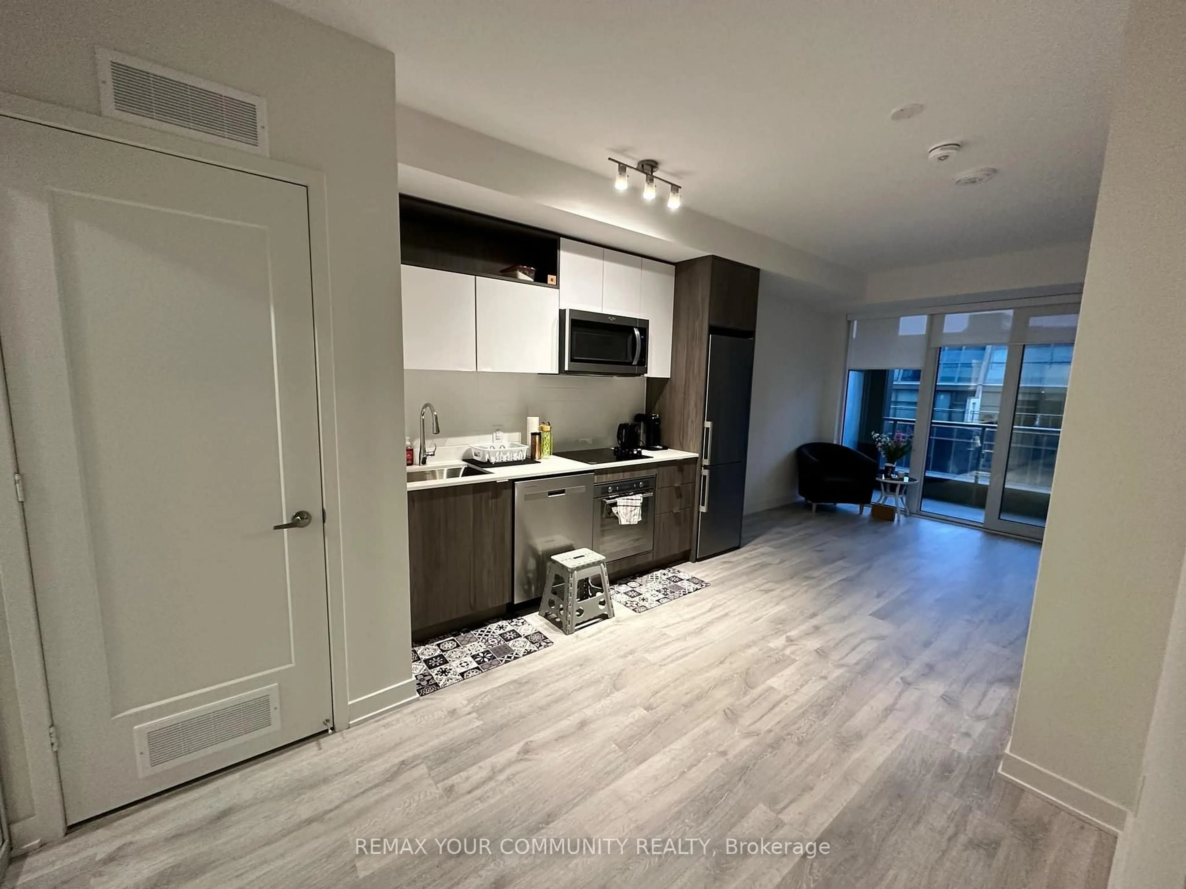 Open concept kitchen, wood/laminate floor for 60 Princess St #718, Toronto Ontario M5A 2C7