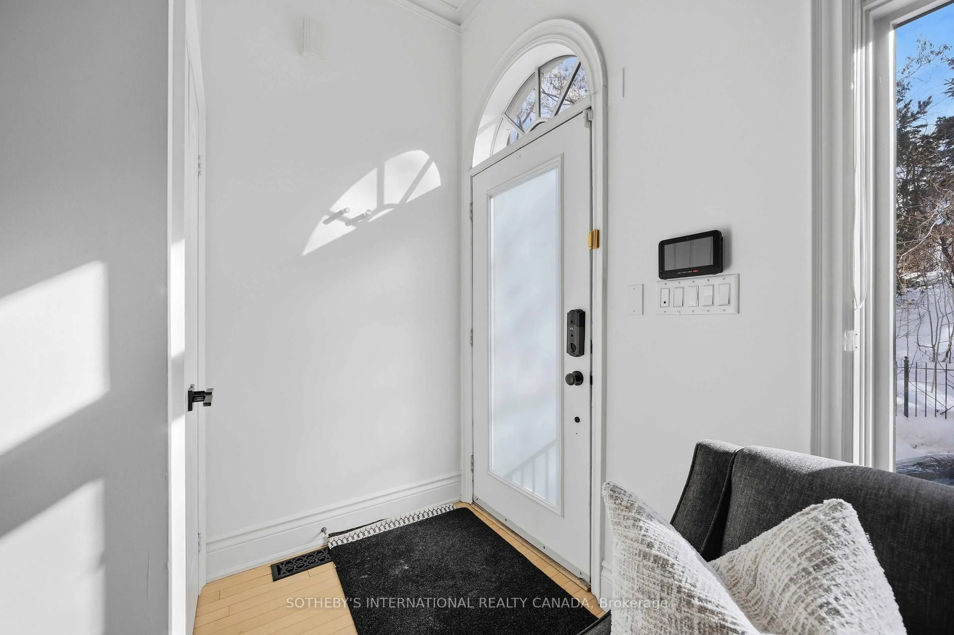 Indoor entryway for 9 Gange Ave, Toronto Ontario M4V 2B4