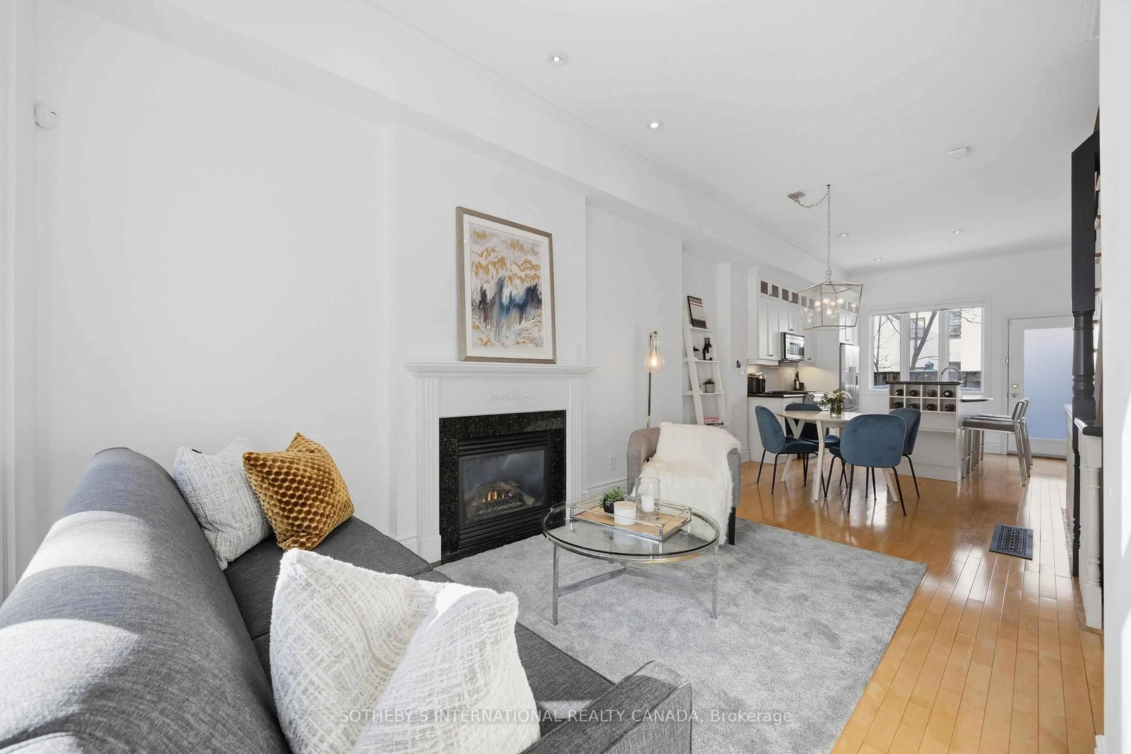 Living room with furniture, unknown for 9 Gange Ave, Toronto Ontario M4V 2B4