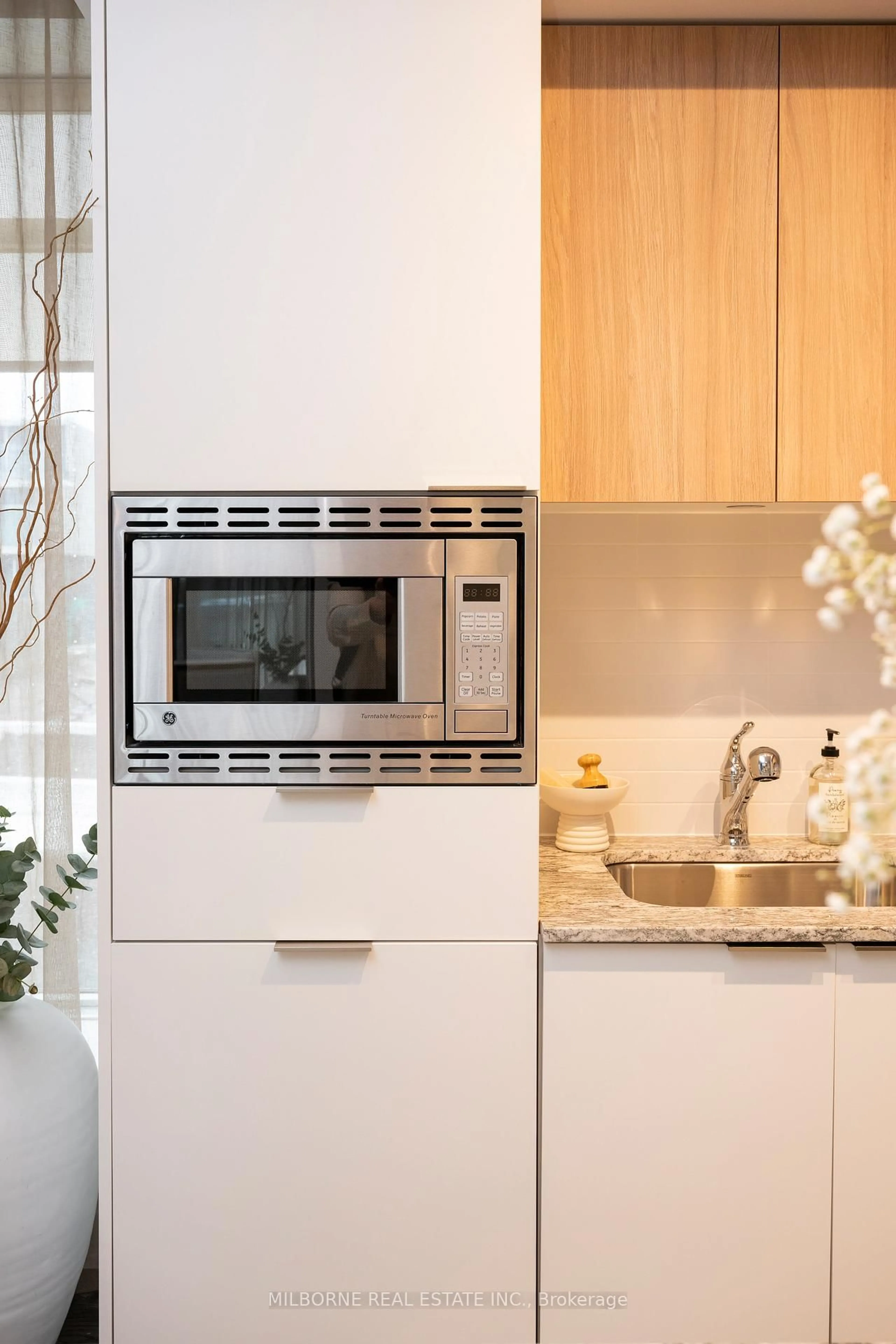 Contemporary kitchen, wood/laminate floor for 20 O'Neill Rd #TH 01, Toronto Ontario M3C 0R2