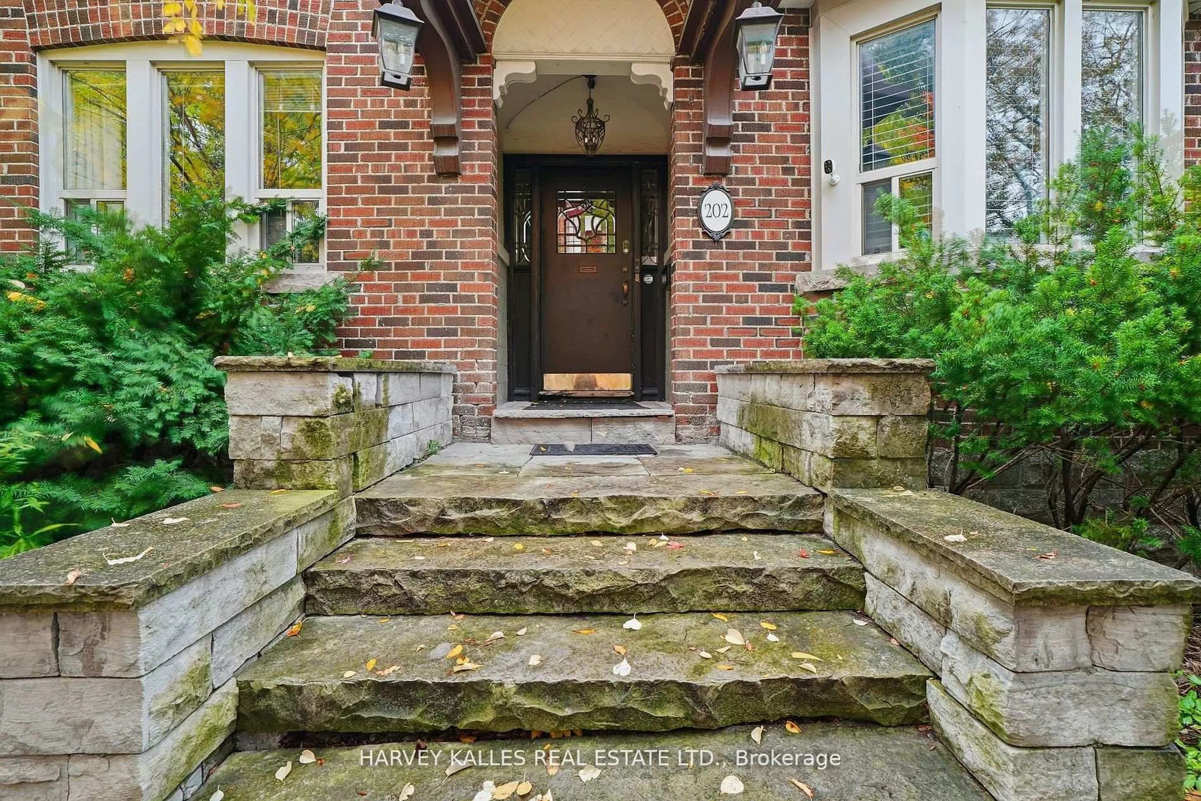 Unknown for 202 Dinnick Cres, Toronto Ontario M4N 1M3
