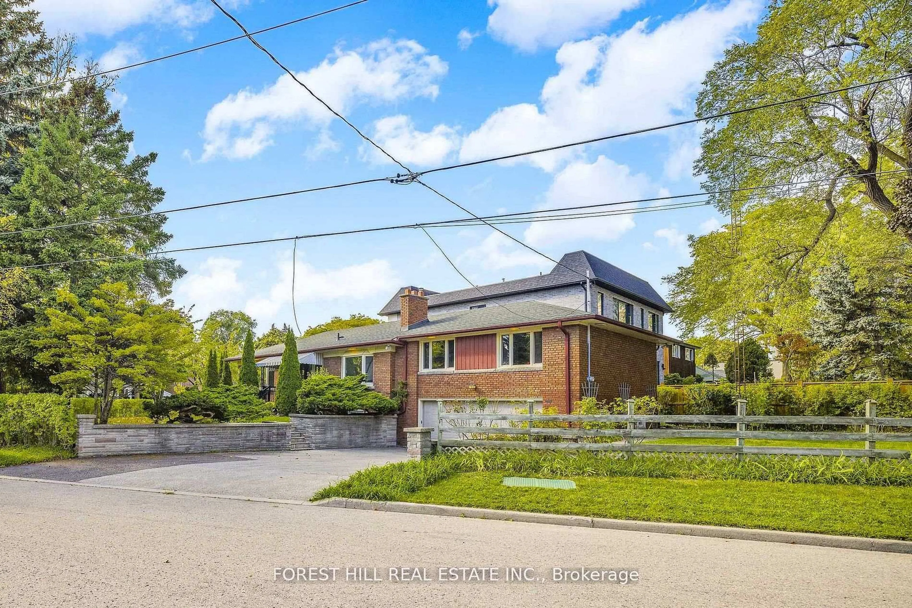 A pic from outside/outdoor area/front of a property/back of a property/a pic from drone, street for 18 Irvington Cres, Toronto Ontario M2N 2Z1