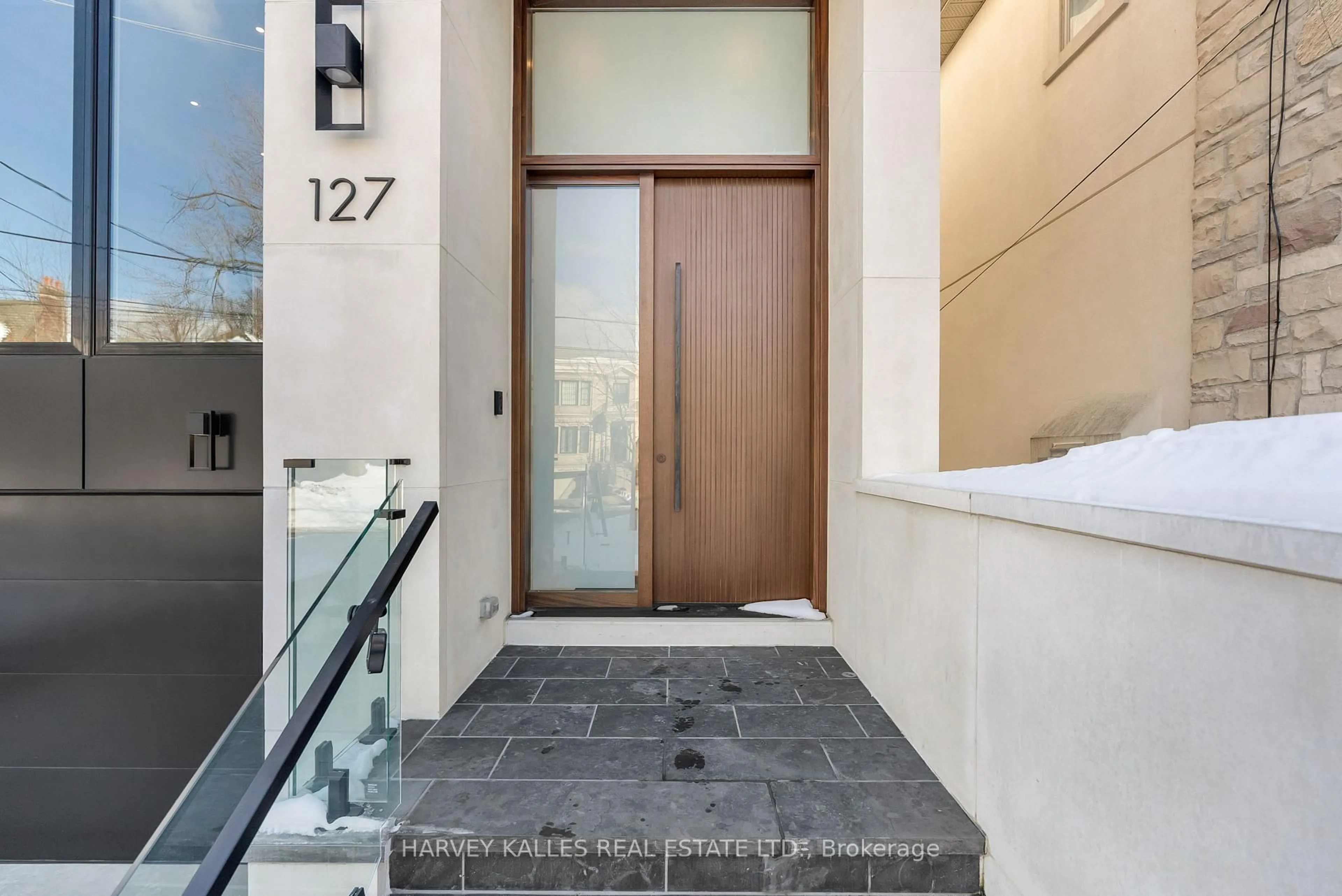 Indoor foyer for 127 Joicey Blvd, Toronto Ontario M5M 2T8