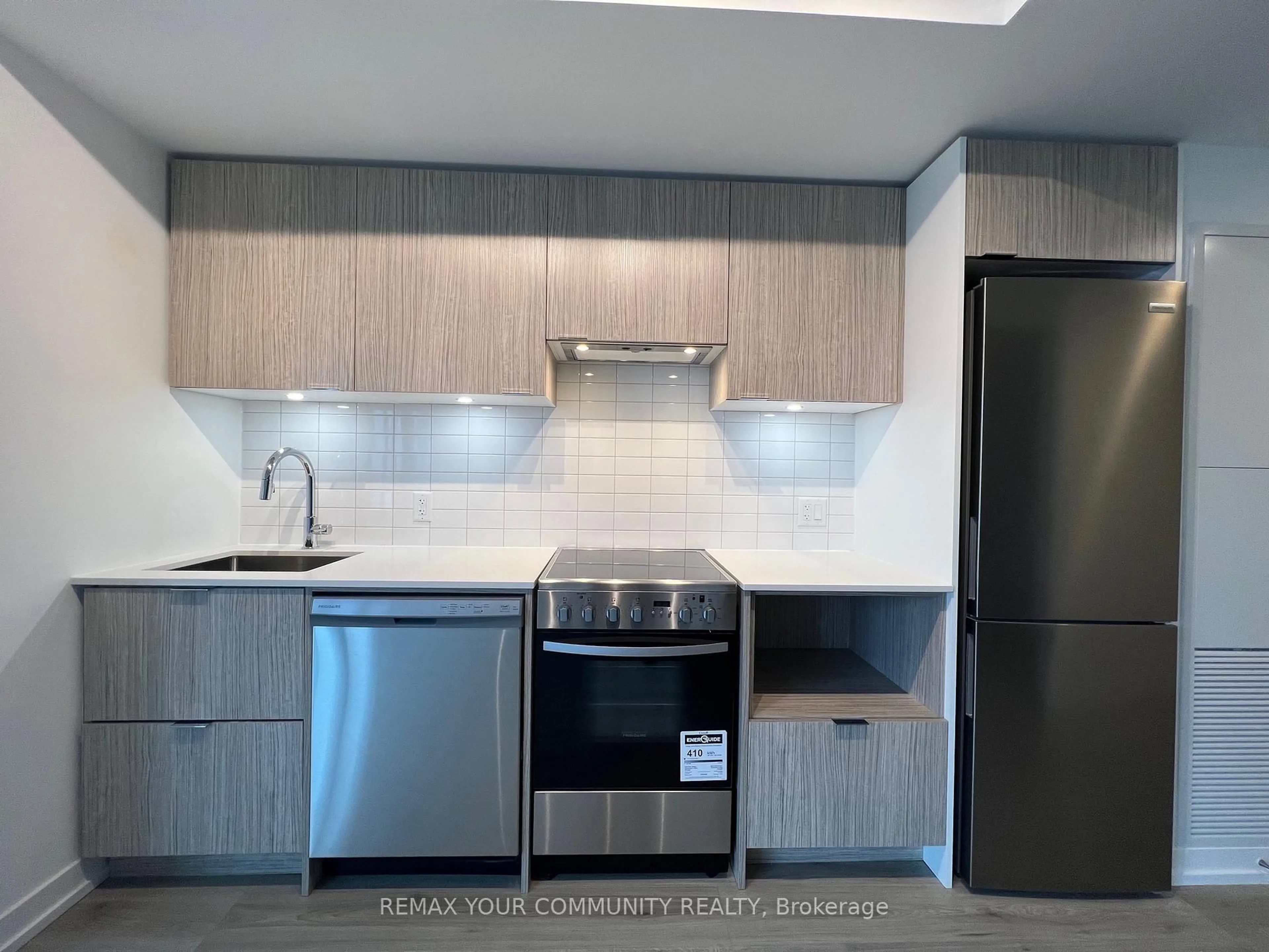 Standard kitchen, unknown for 395 Bloor St #2601, Toronto Ontario M4W 1H7