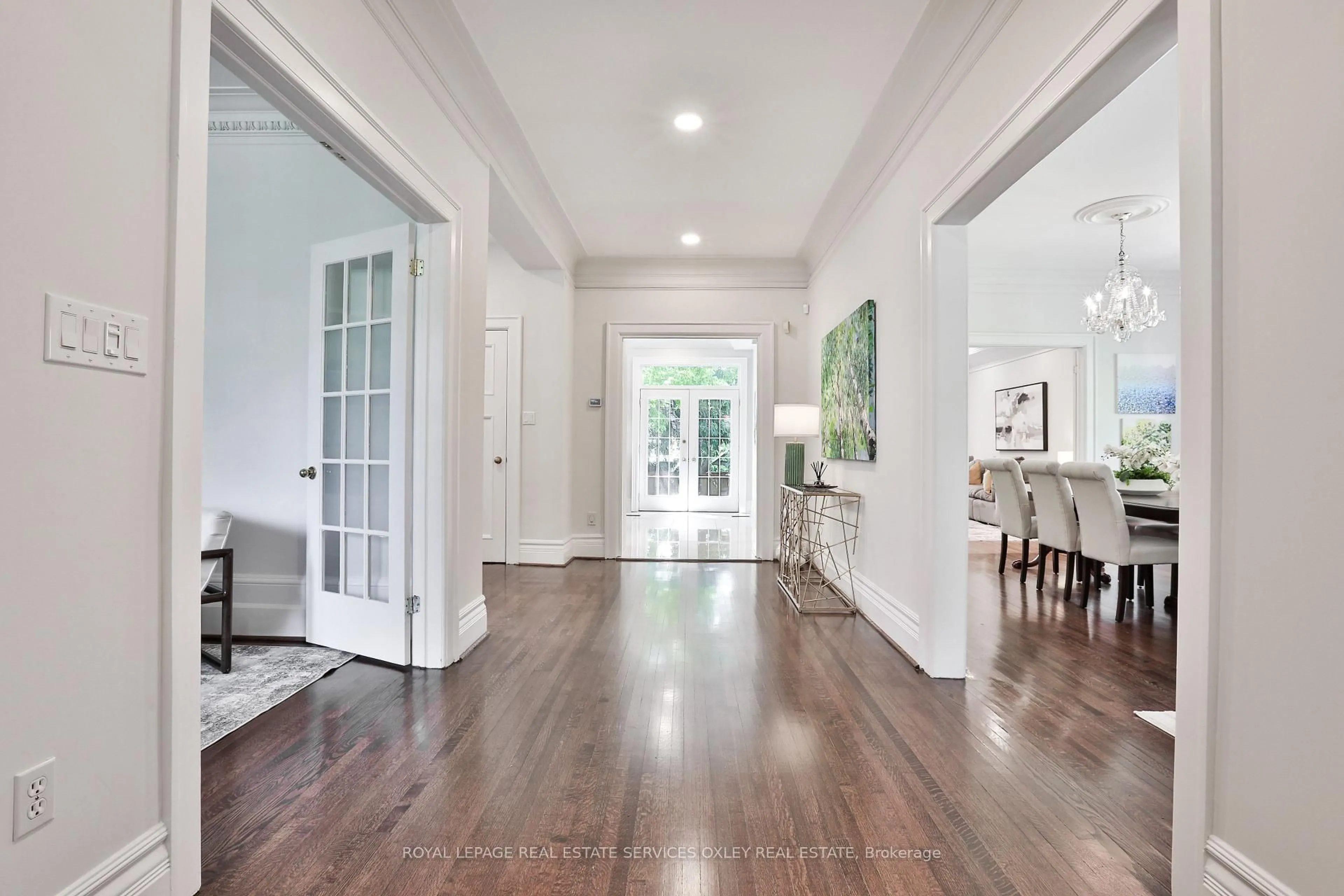 Indoor entryway for 121 Roxborough Dr, Toronto Ontario M4W 1X5