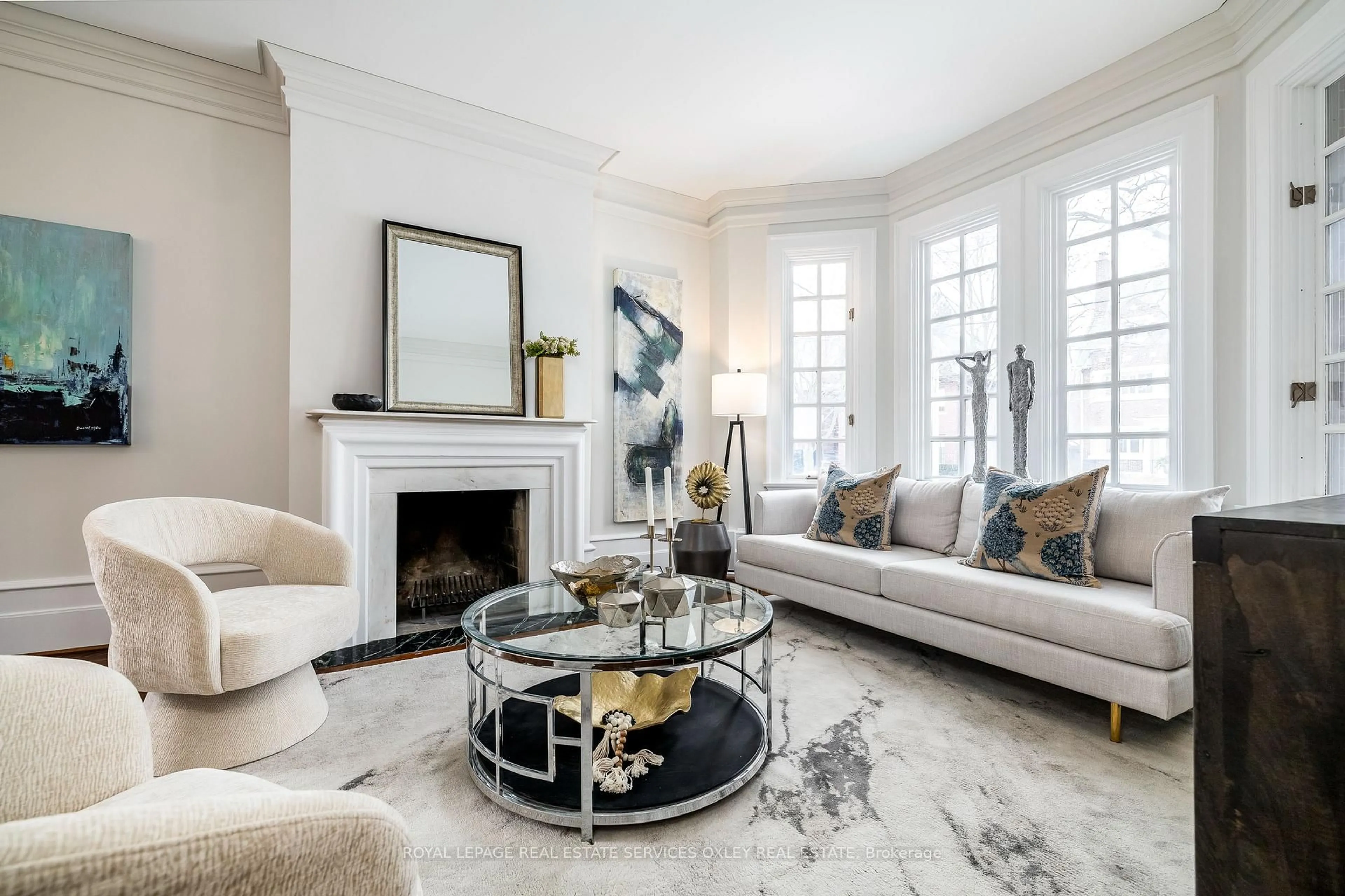 Living room with furniture, unknown for 121 Roxborough Dr, Toronto Ontario M4W 1X5