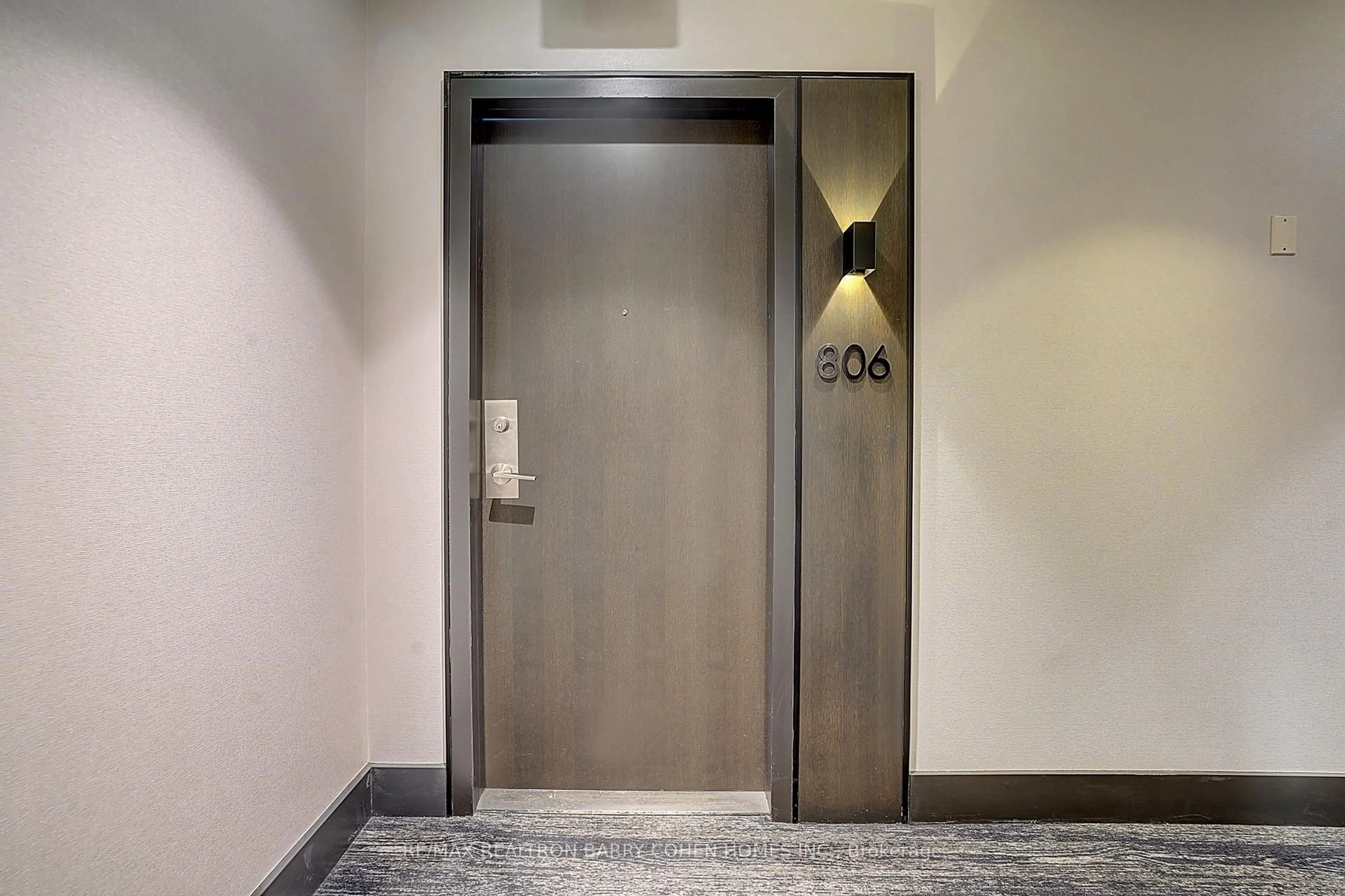 Indoor foyer for 6 Parkwood Ave #806, Toronto Ontario M5V 0A3