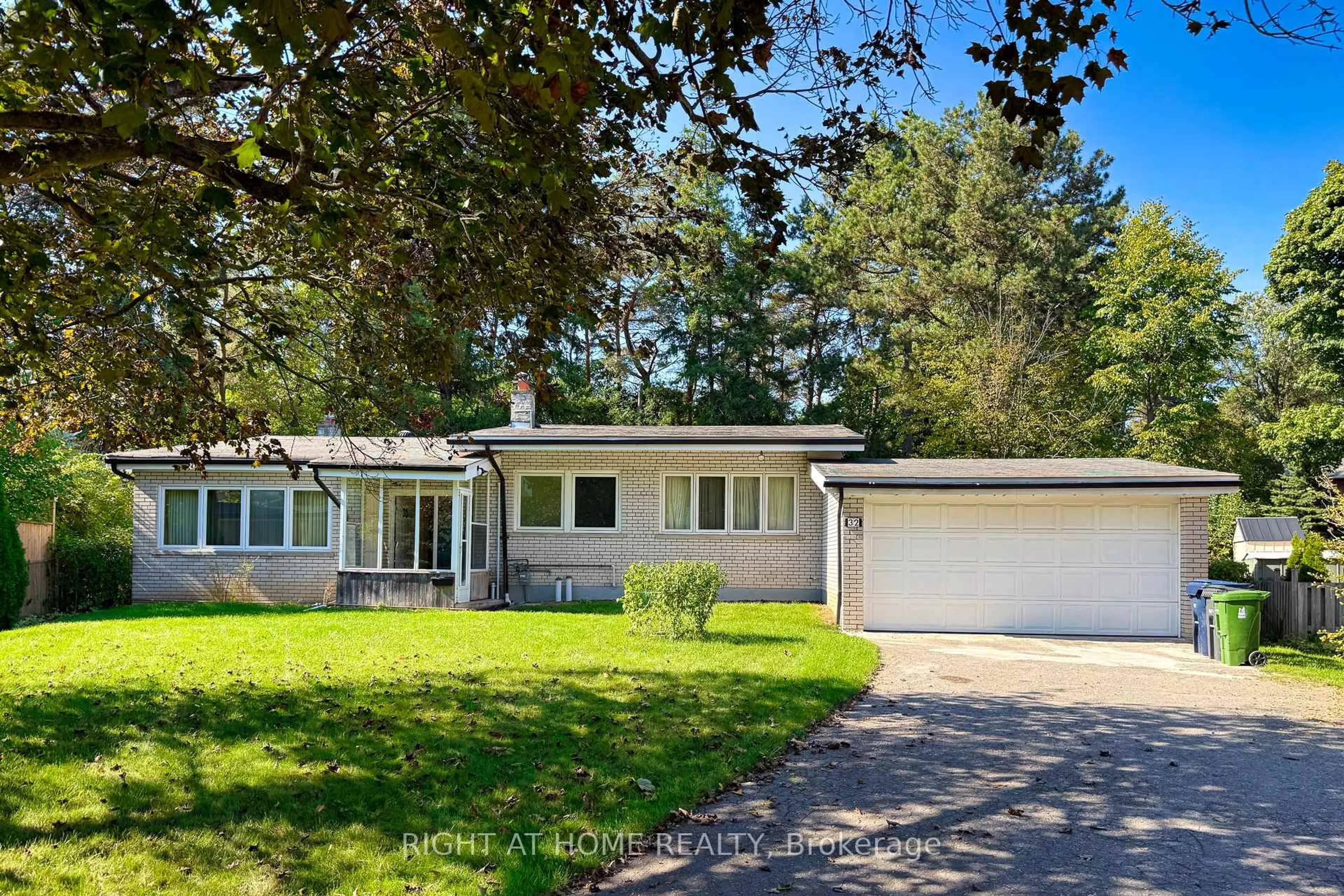 Home with vinyl exterior material, street for 32 Donna Crt, Toronto Ontario M2M 2C8