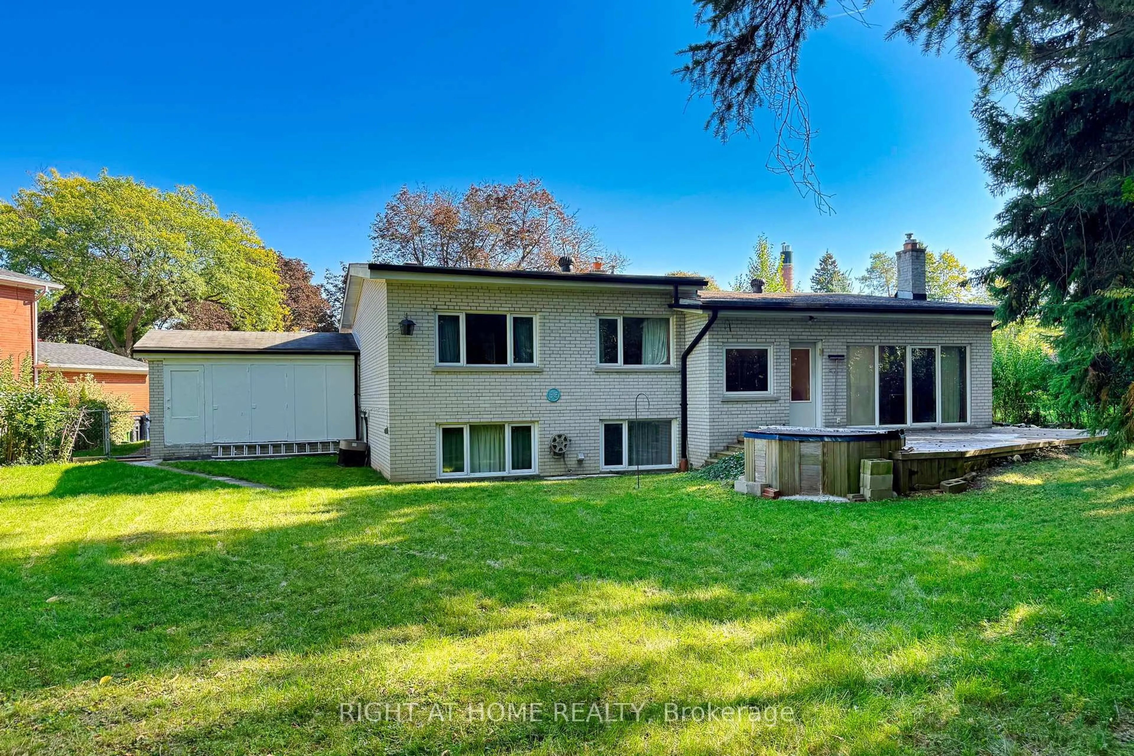 A pic from outside/outdoor area/front of a property/back of a property/a pic from drone, unknown for 32 Donna Crt, Toronto Ontario M2M 2C8