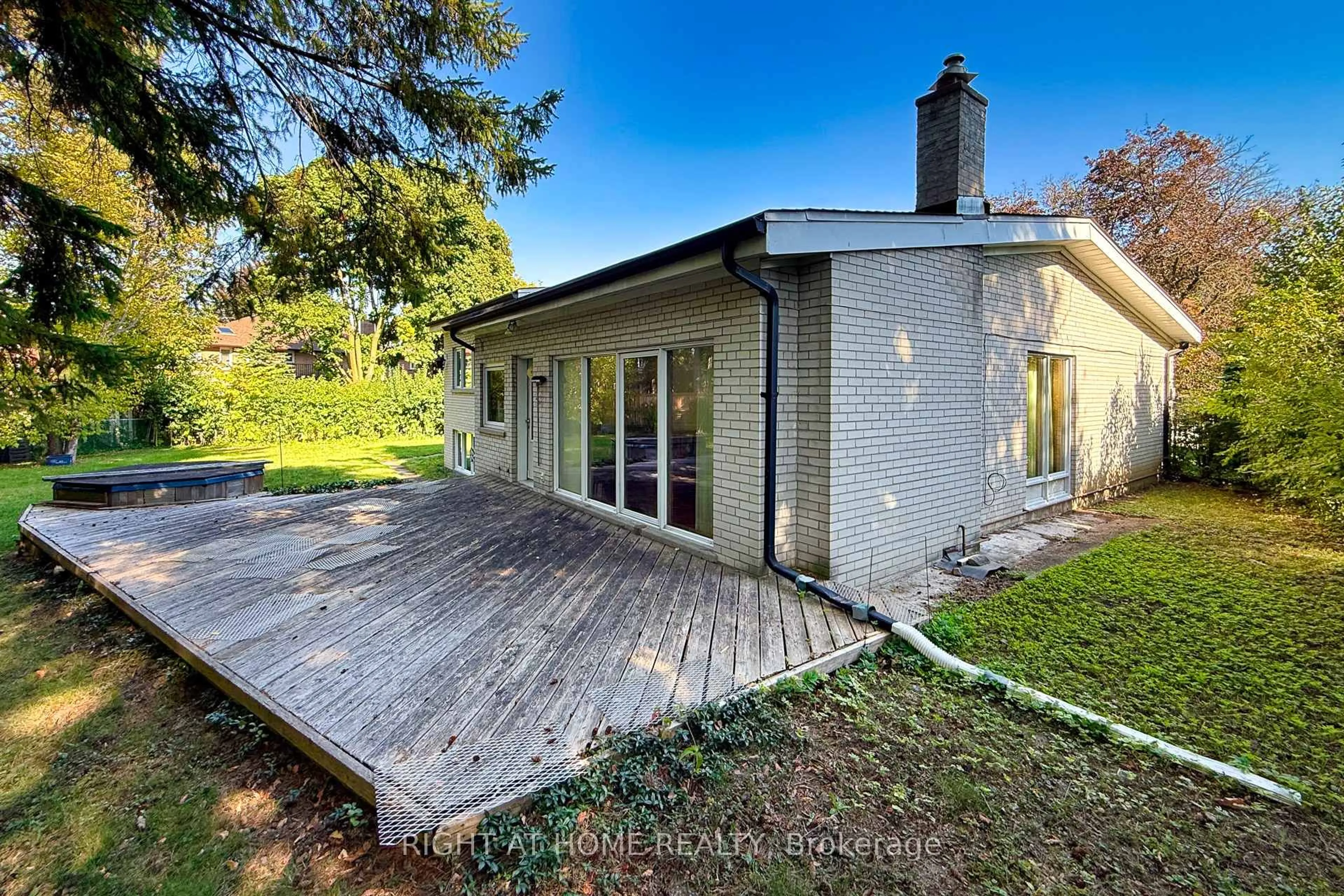 A pic from outside/outdoor area/front of a property/back of a property/a pic from drone, building for 32 Donna Crt, Toronto Ontario M2M 2C8