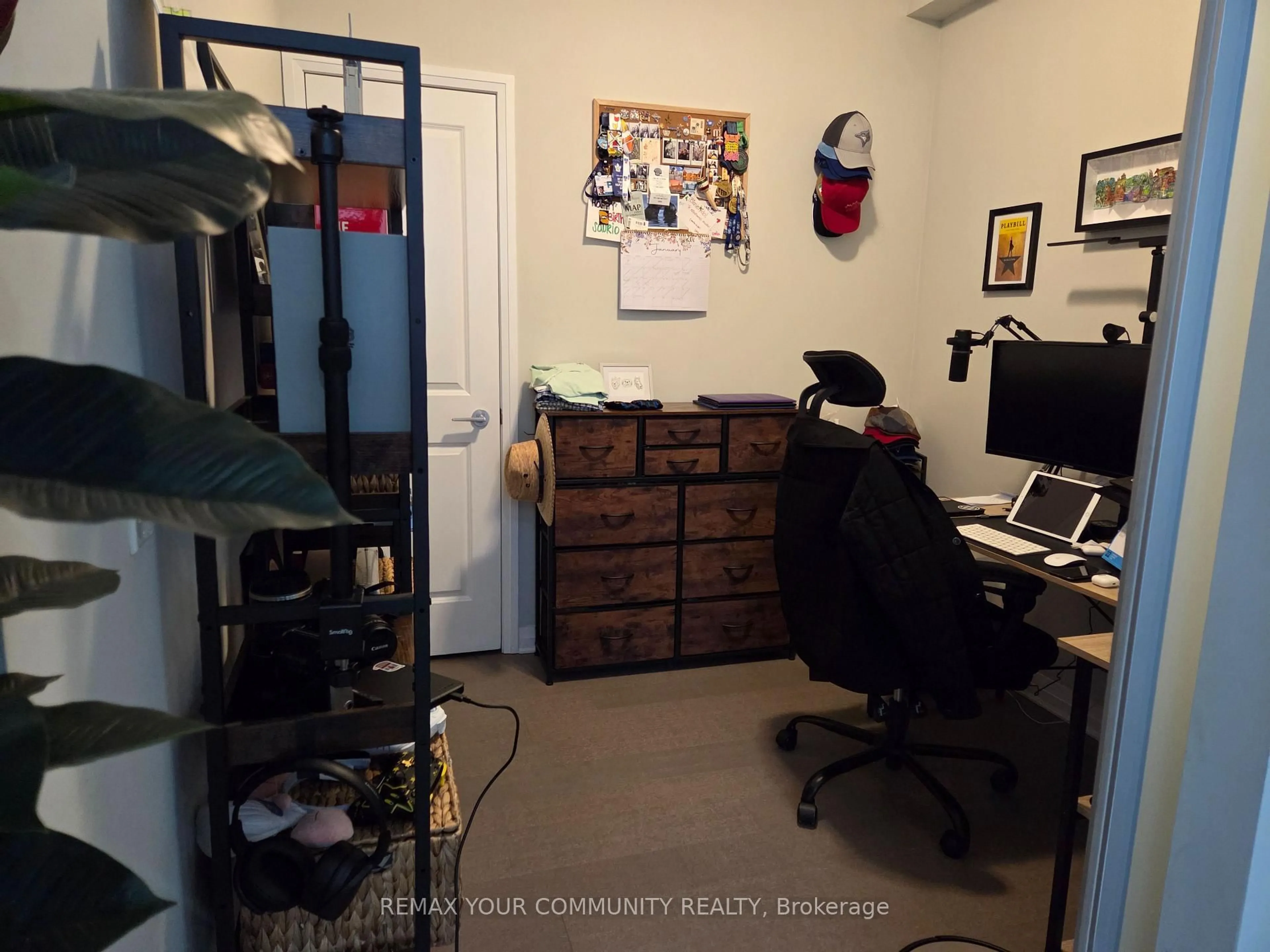 A pic of a room for 8 Mercer St #1208, Toronto Ontario M5V 0C4