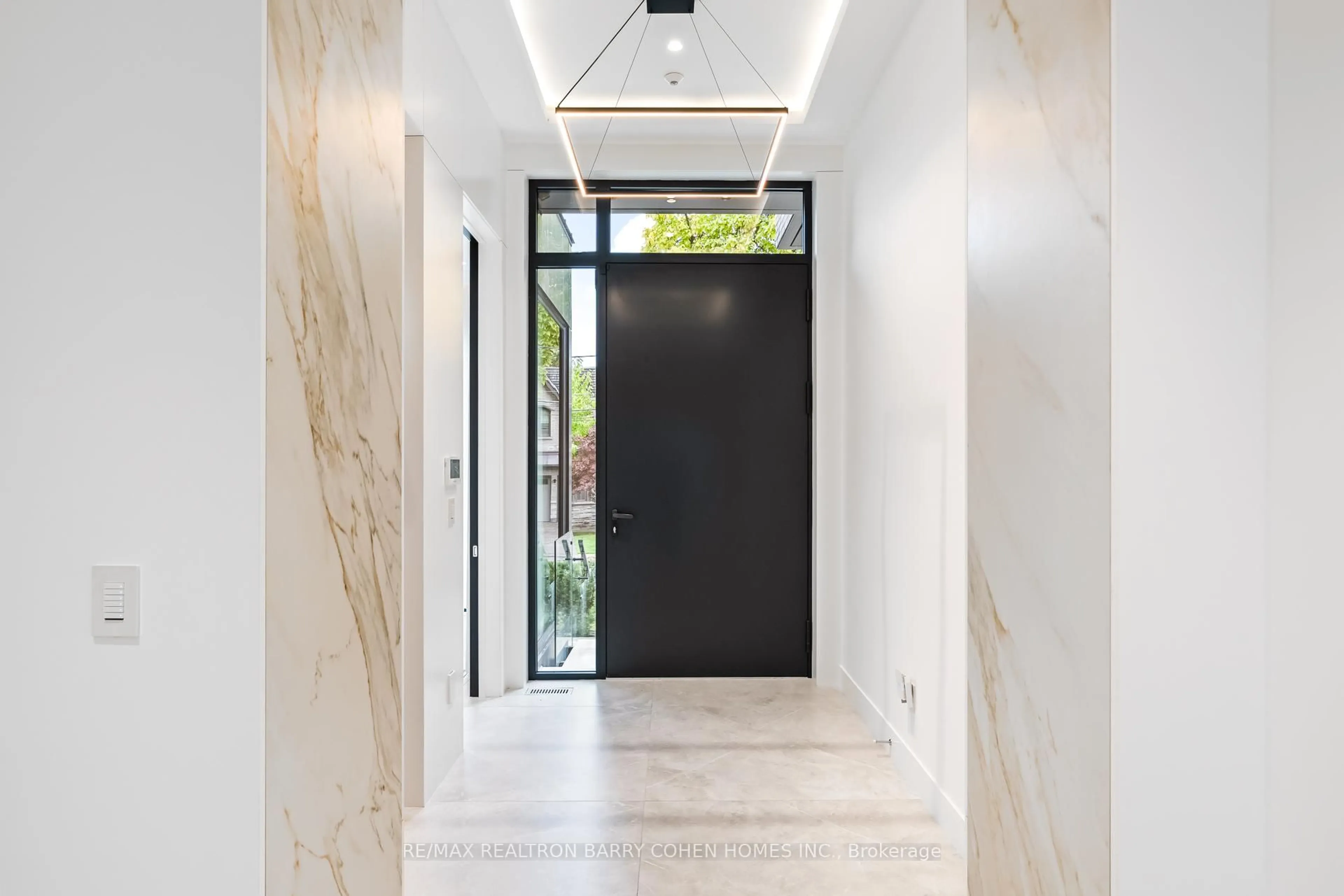 Indoor foyer for 90 Esgore Dr, Toronto Ontario M5M 3R8