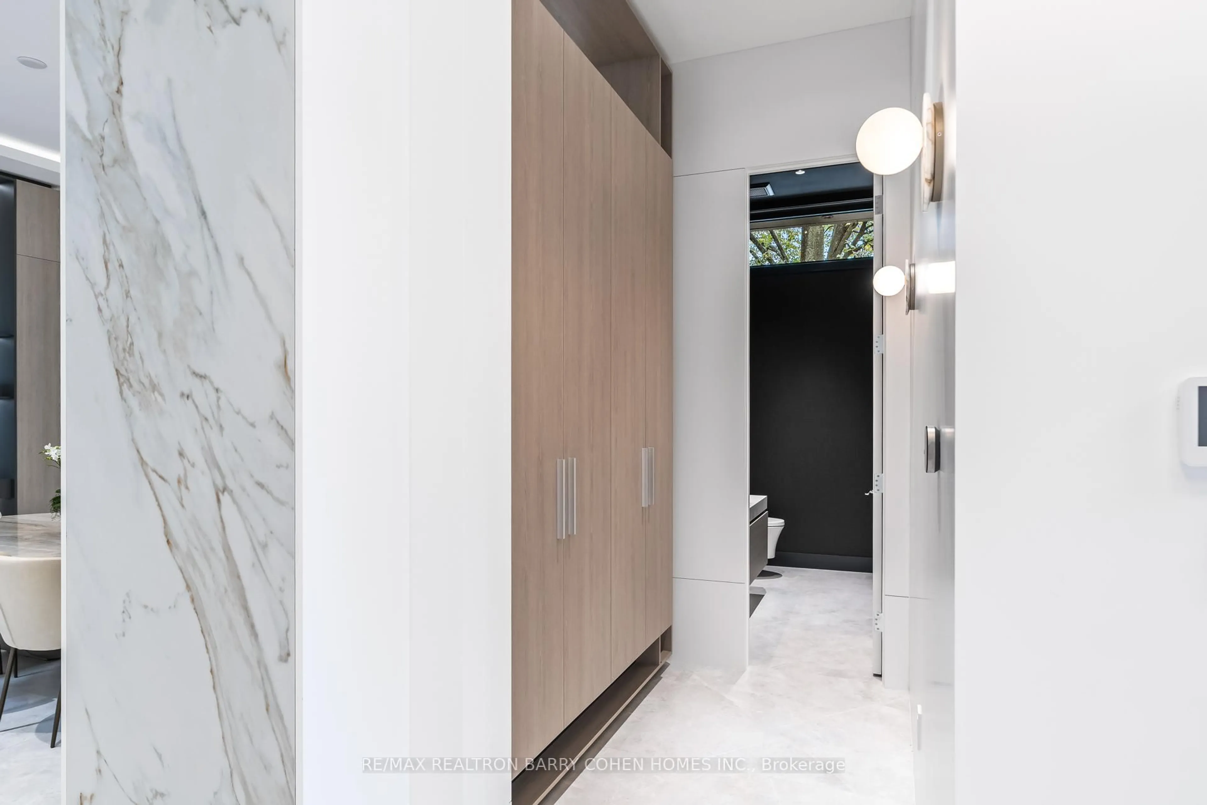 Indoor foyer for 90 Esgore Dr, Toronto Ontario M5M 3R8