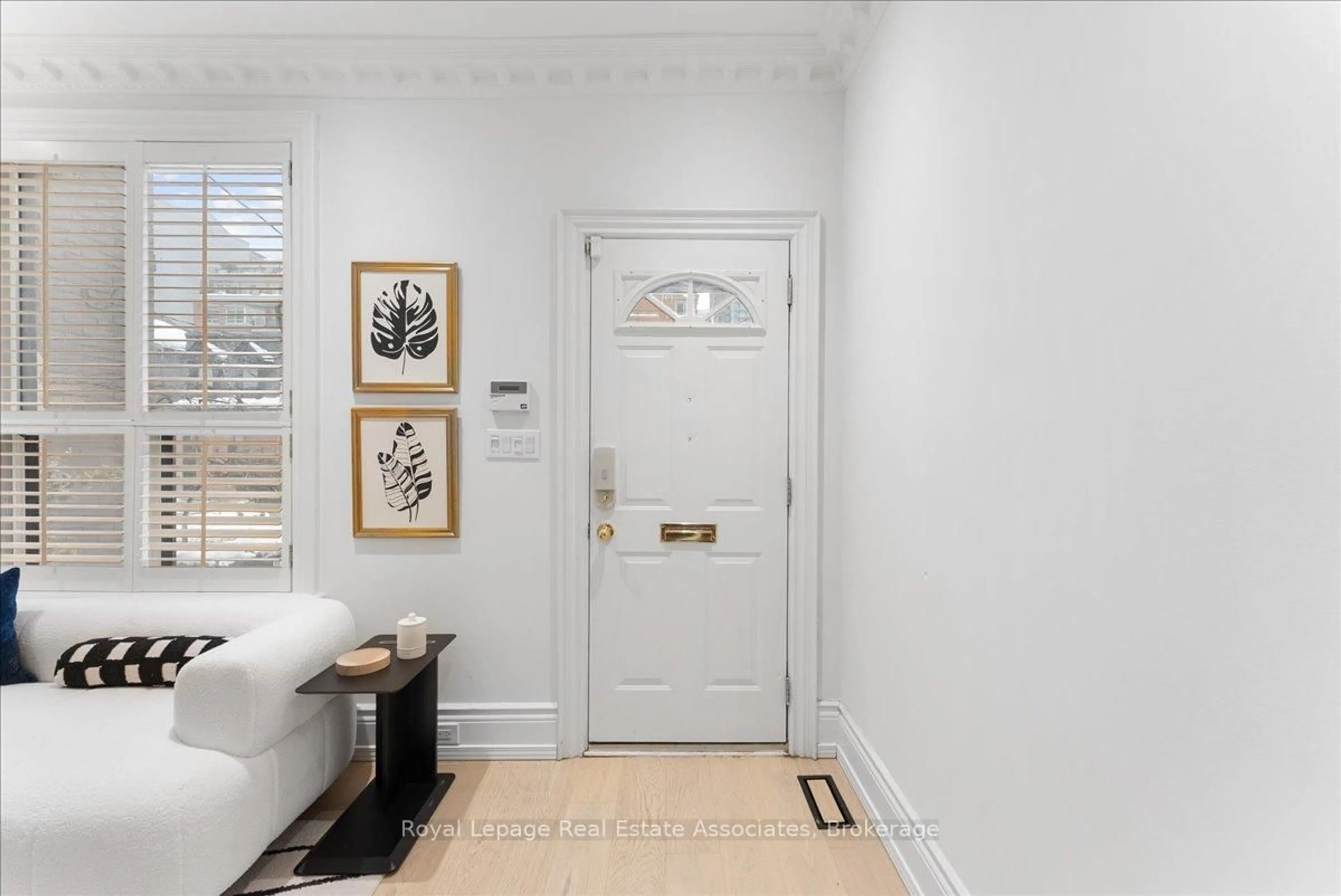 Indoor entryway for 30 Belmont St, Toronto Ontario M5R 1P8