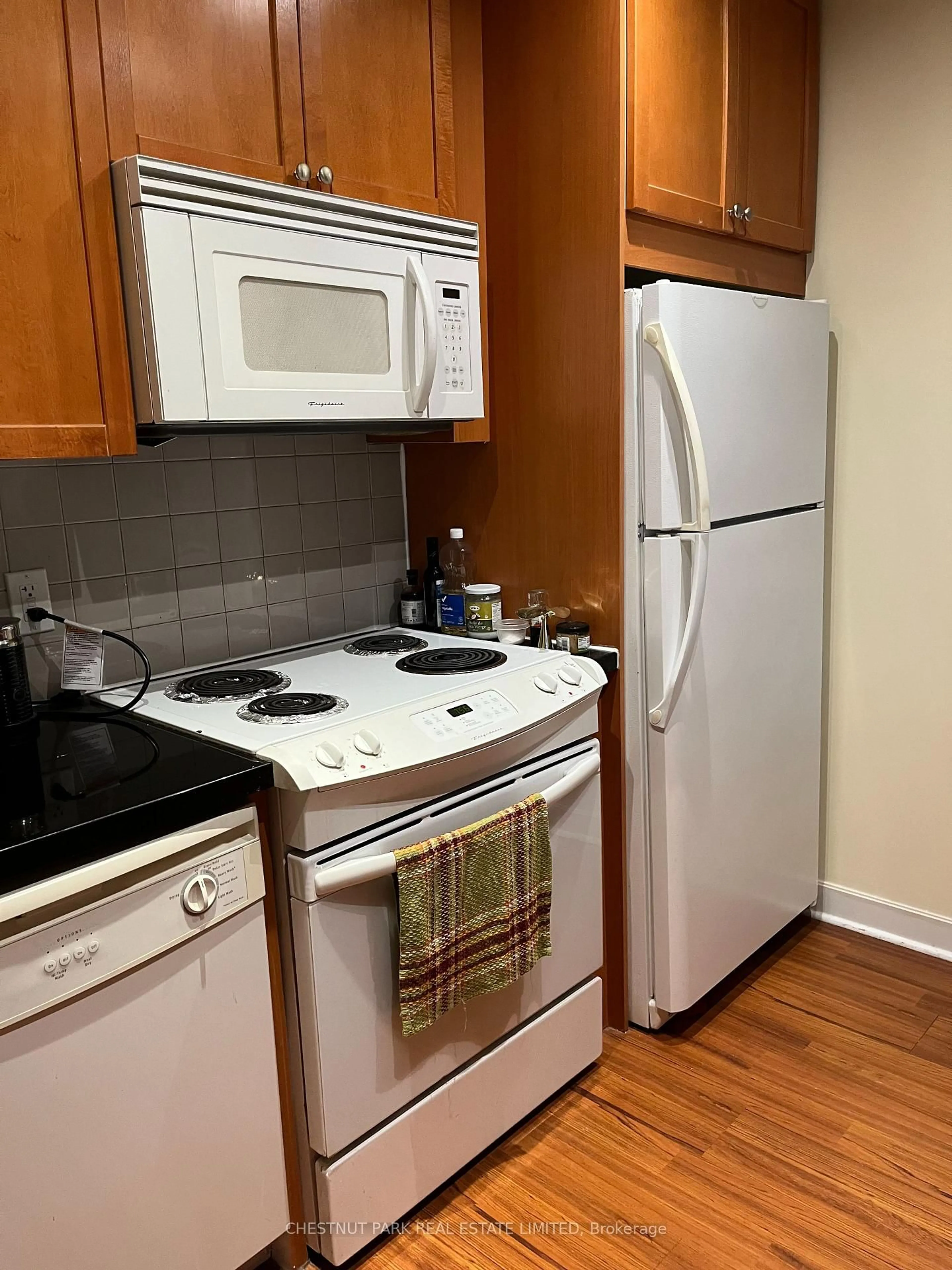 Standard kitchen, unknown for 85 Bloor St #1209, Toronto Ontario M4W 3Y1