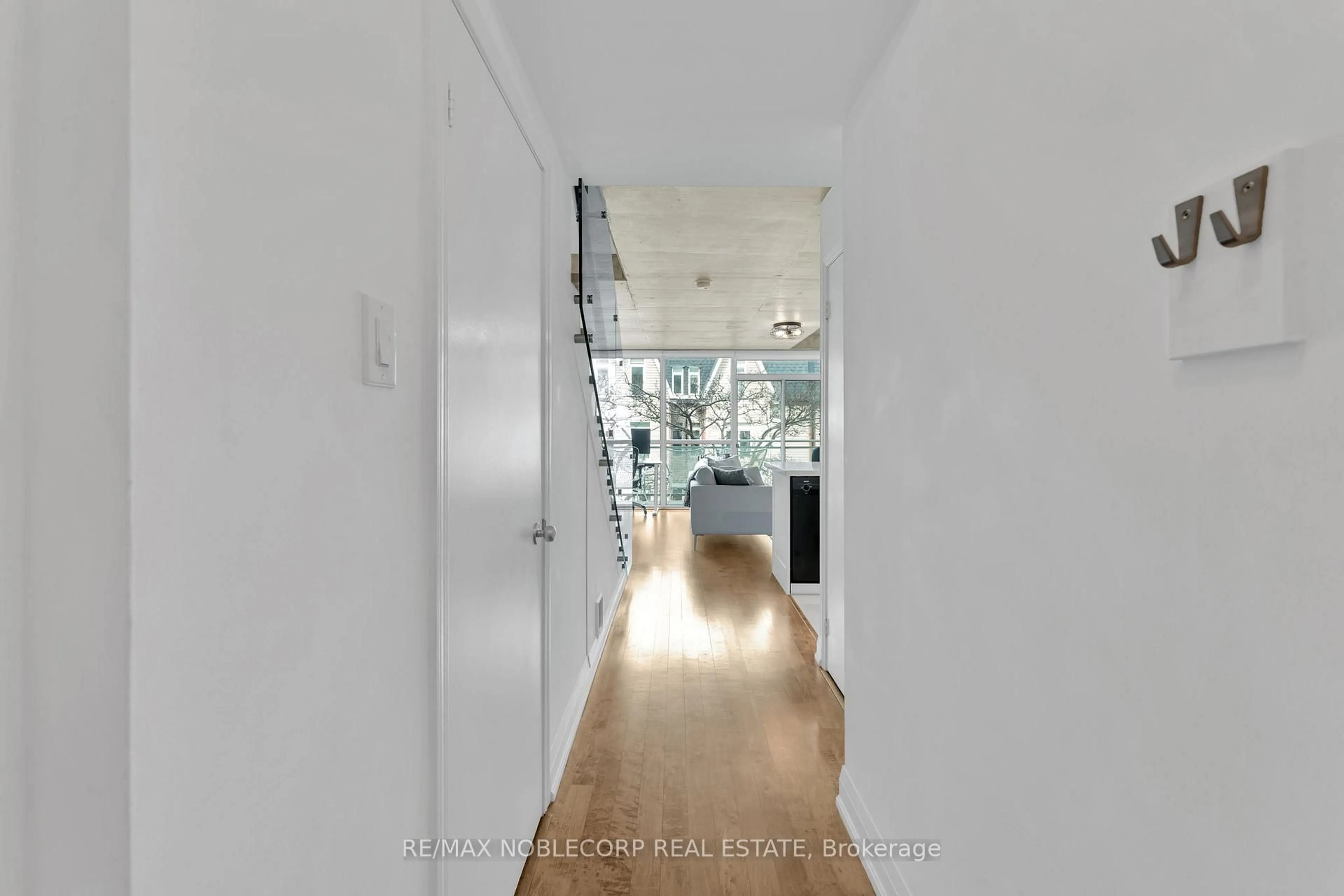Indoor entryway for 954 King St #323, Toronto Ontario M6K 3L9
