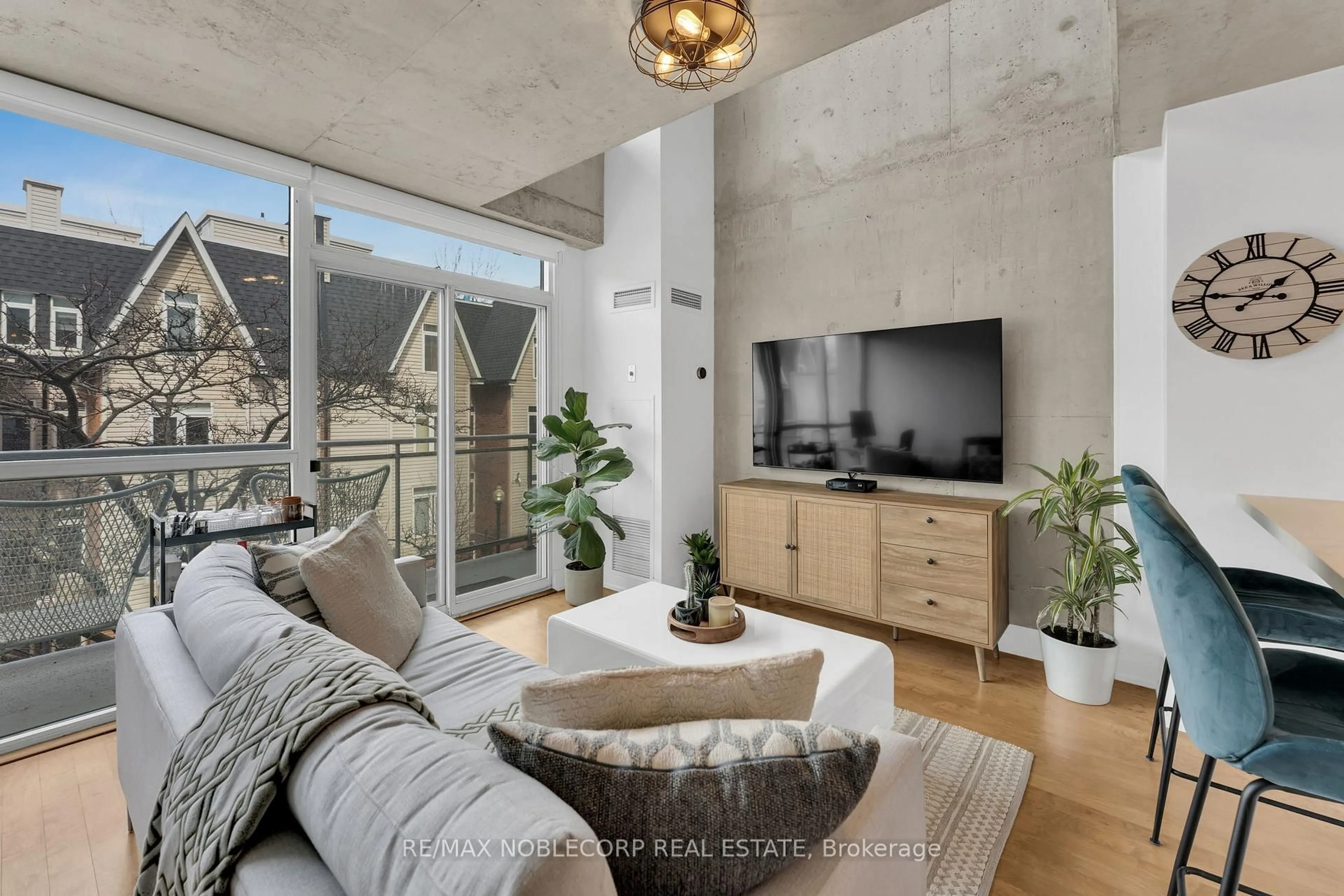 Living room with furniture, cement floor for 954 King St #323, Toronto Ontario M6K 3L9