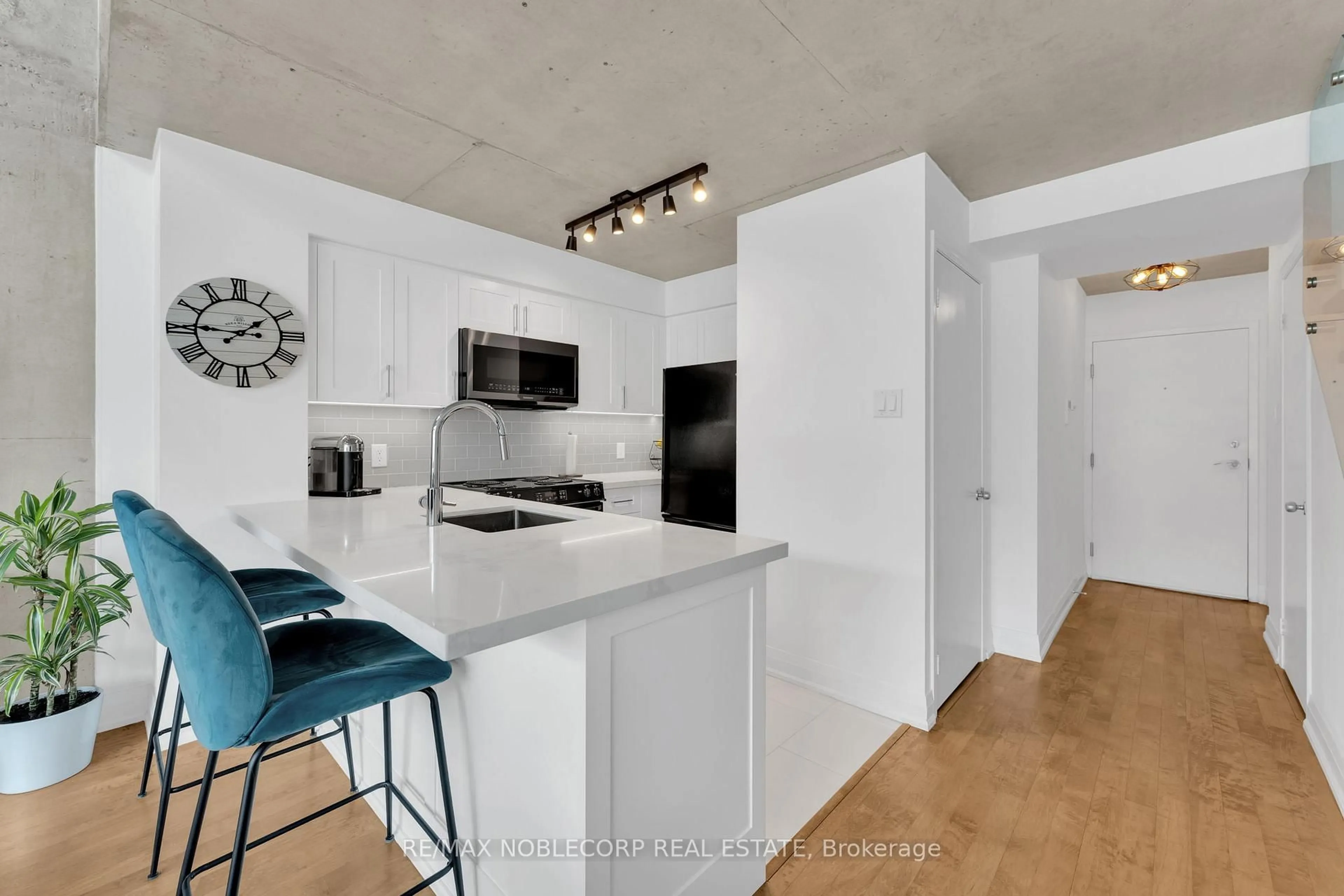 Unknown for 954 King St #323, Toronto Ontario M6K 3L9