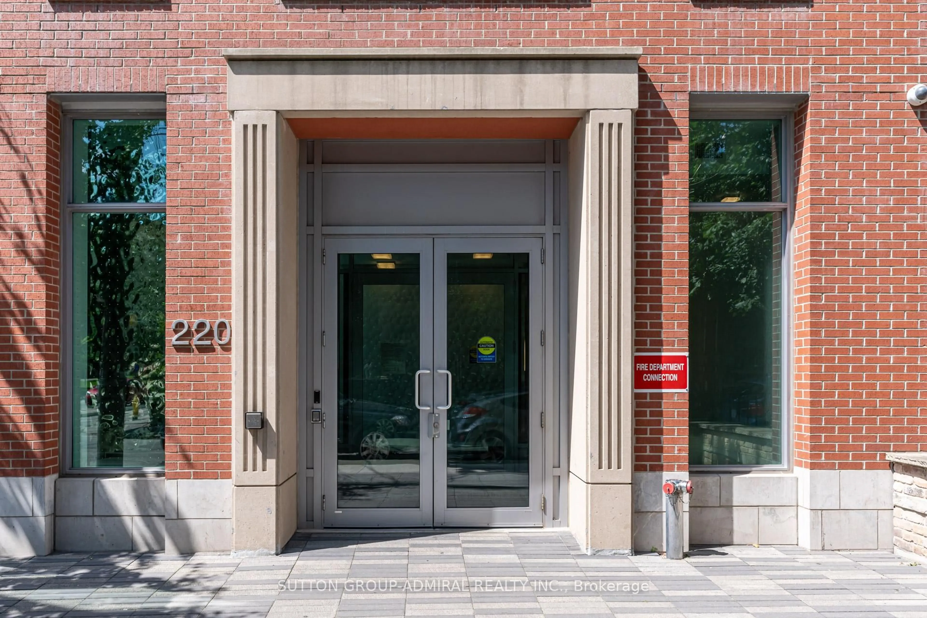 Indoor foyer for 220 George St #TH2, Toronto Ontario M5A 2N1