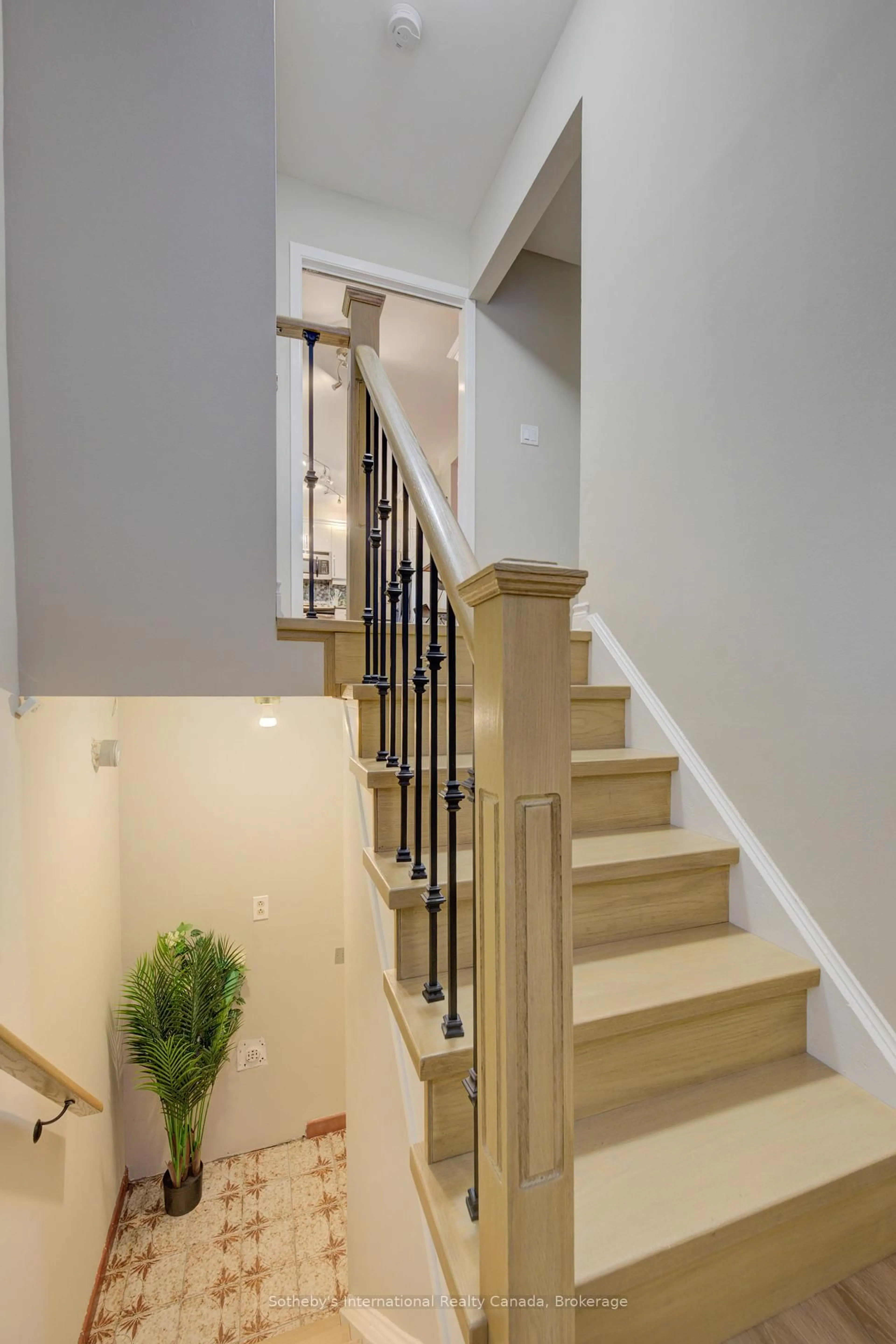 Stairs for 400 Cherokee Blvd, Toronto Ontario M2H 2W7