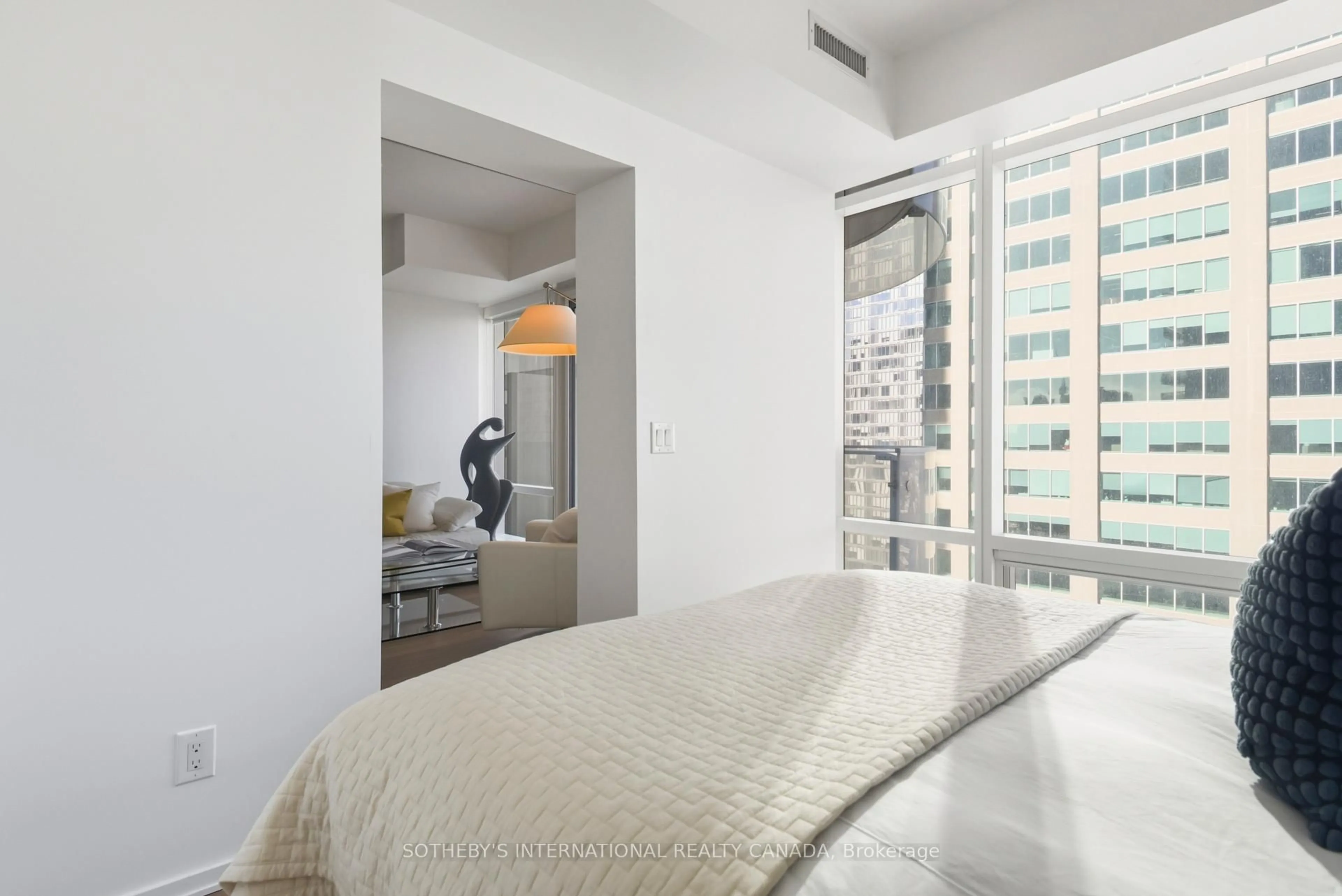 Bedroom with bed, unknown for 1 Bloor St #2712, Toronto Ontario M4W 0A8