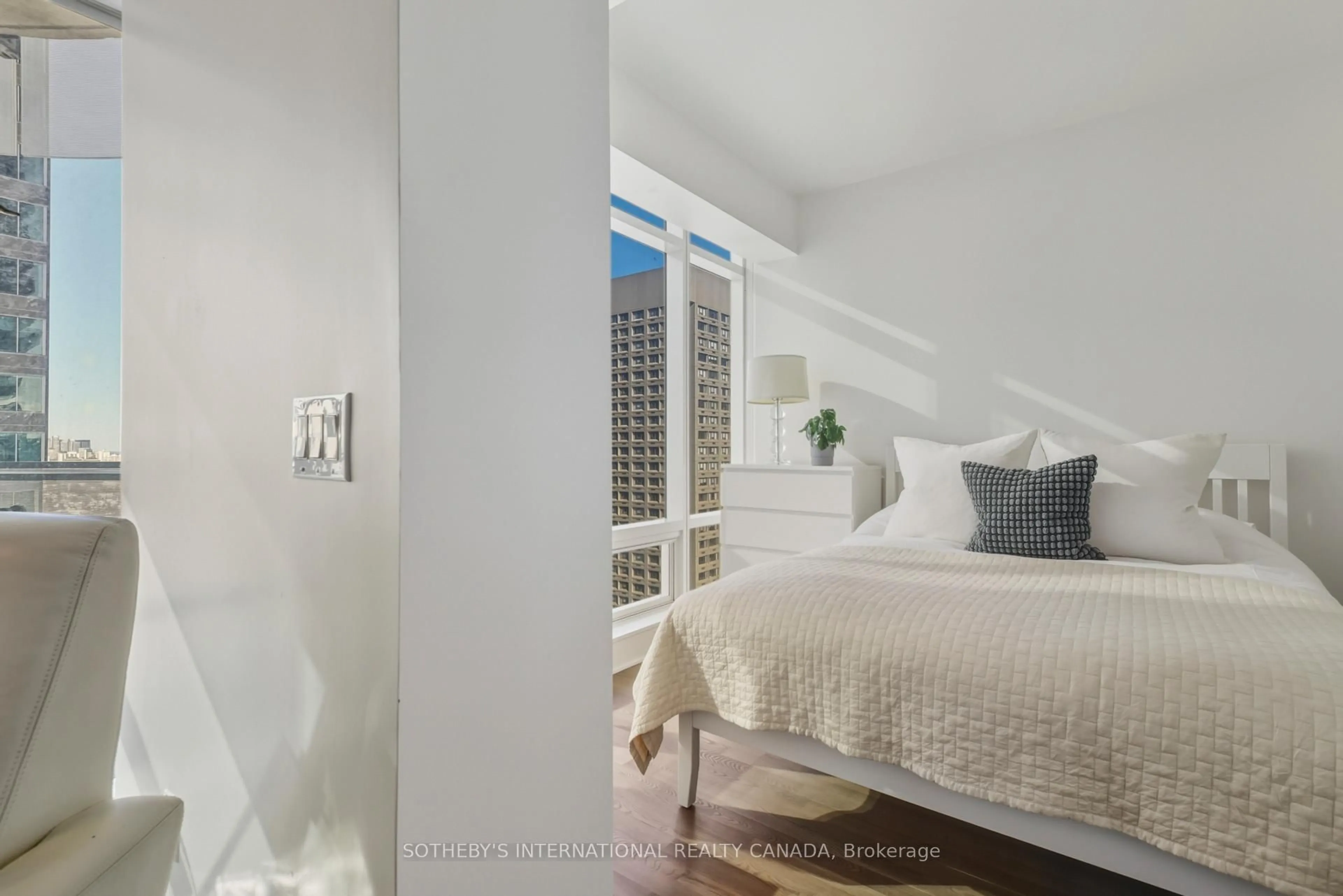 Bedroom with bed, ceramic/tile floor for 1 Bloor St #2712, Toronto Ontario M4W 0A8