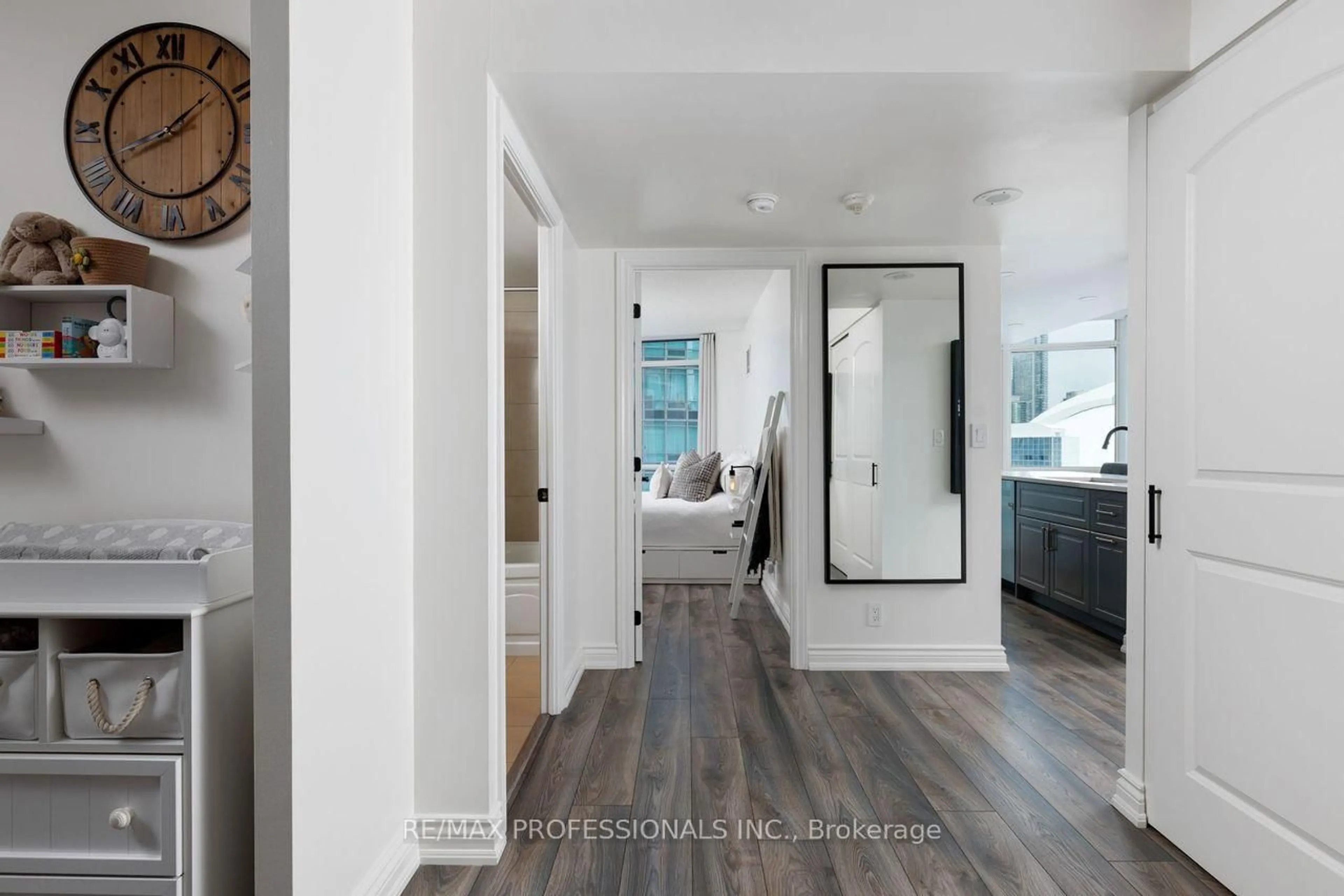 Indoor entryway for 381 Front St #1908, Toronto Ontario M5V 3R8